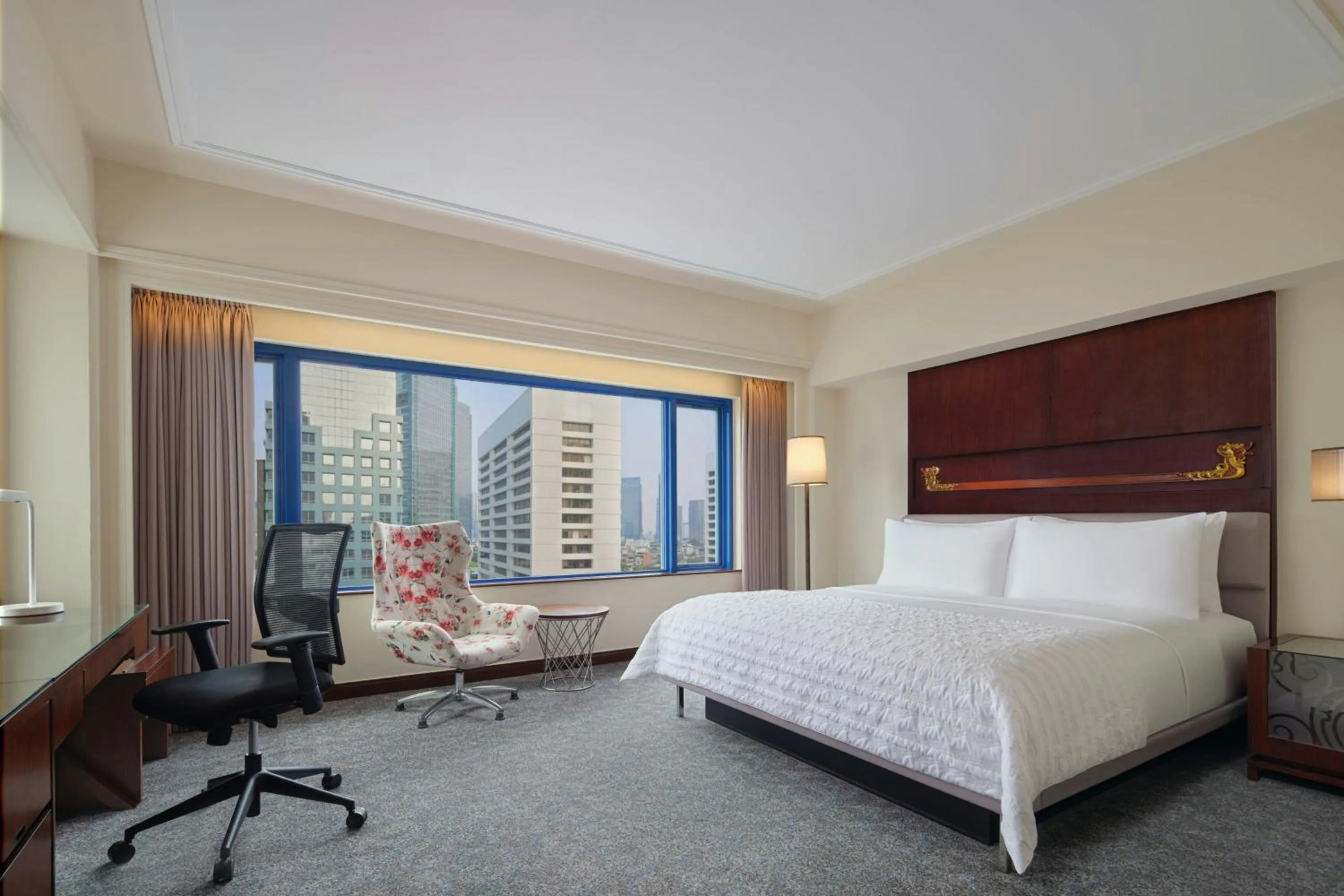 Photo of the whole room, Bed in Le Meridien Jakarta