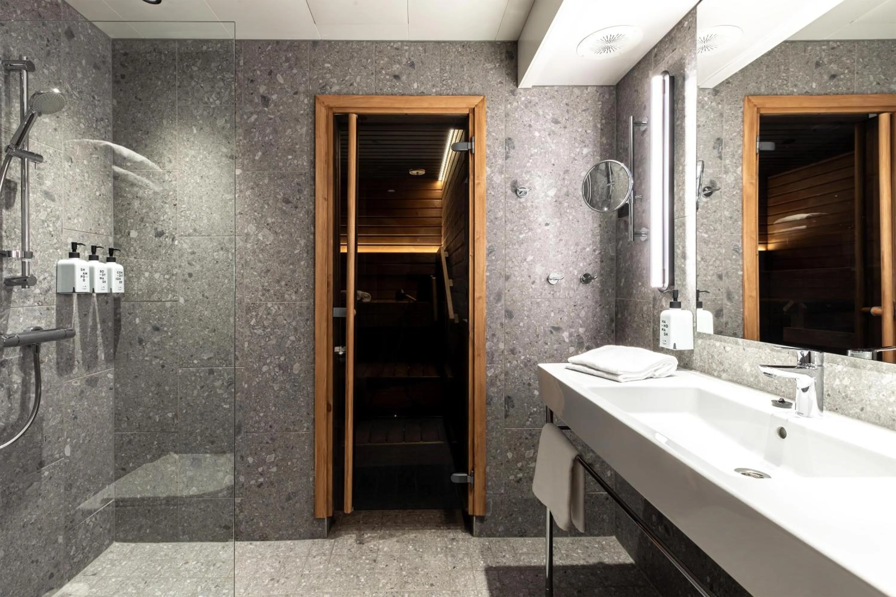 Bathroom in Scandic Helsinki Station