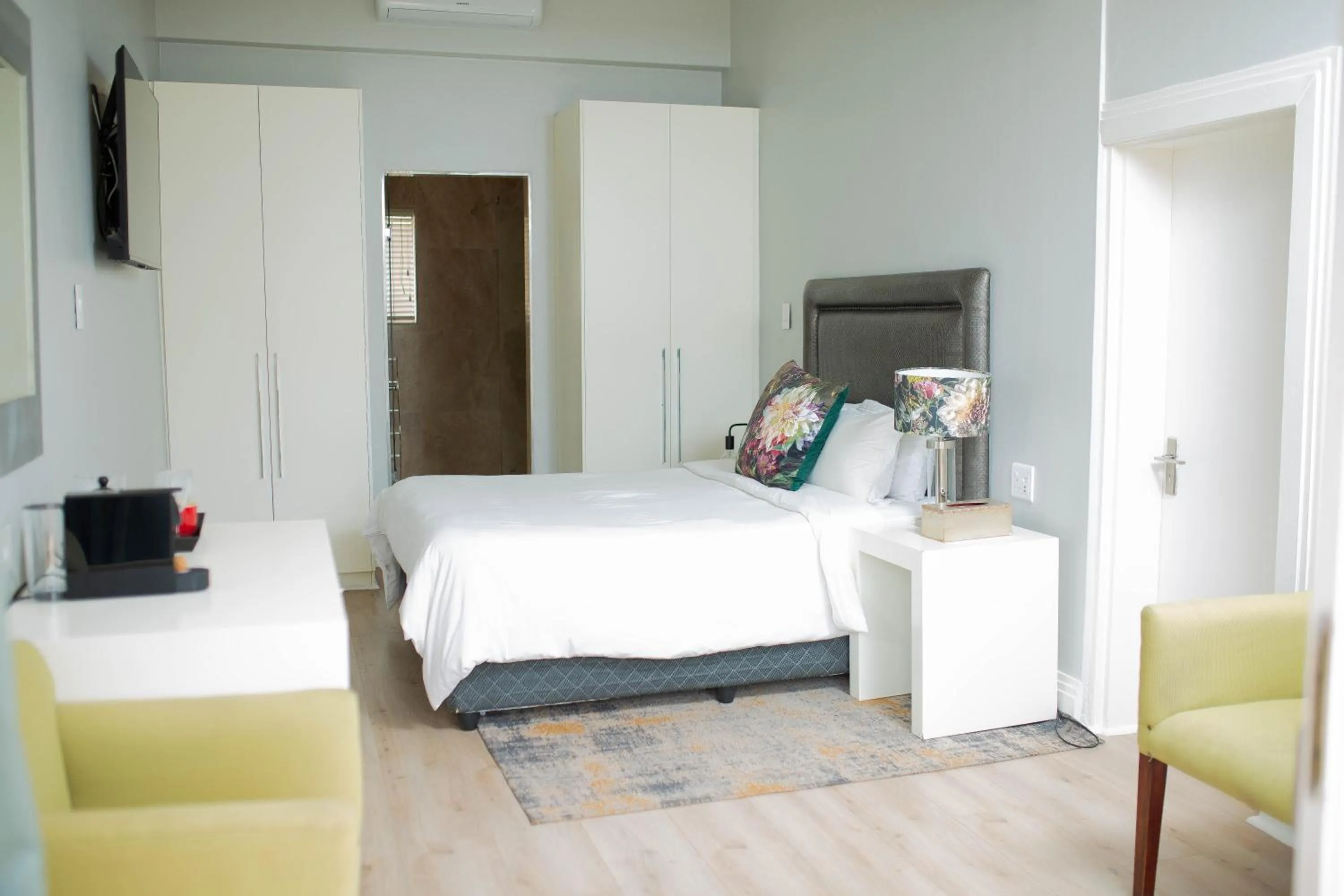 Shower, Bed in Vetho Villa