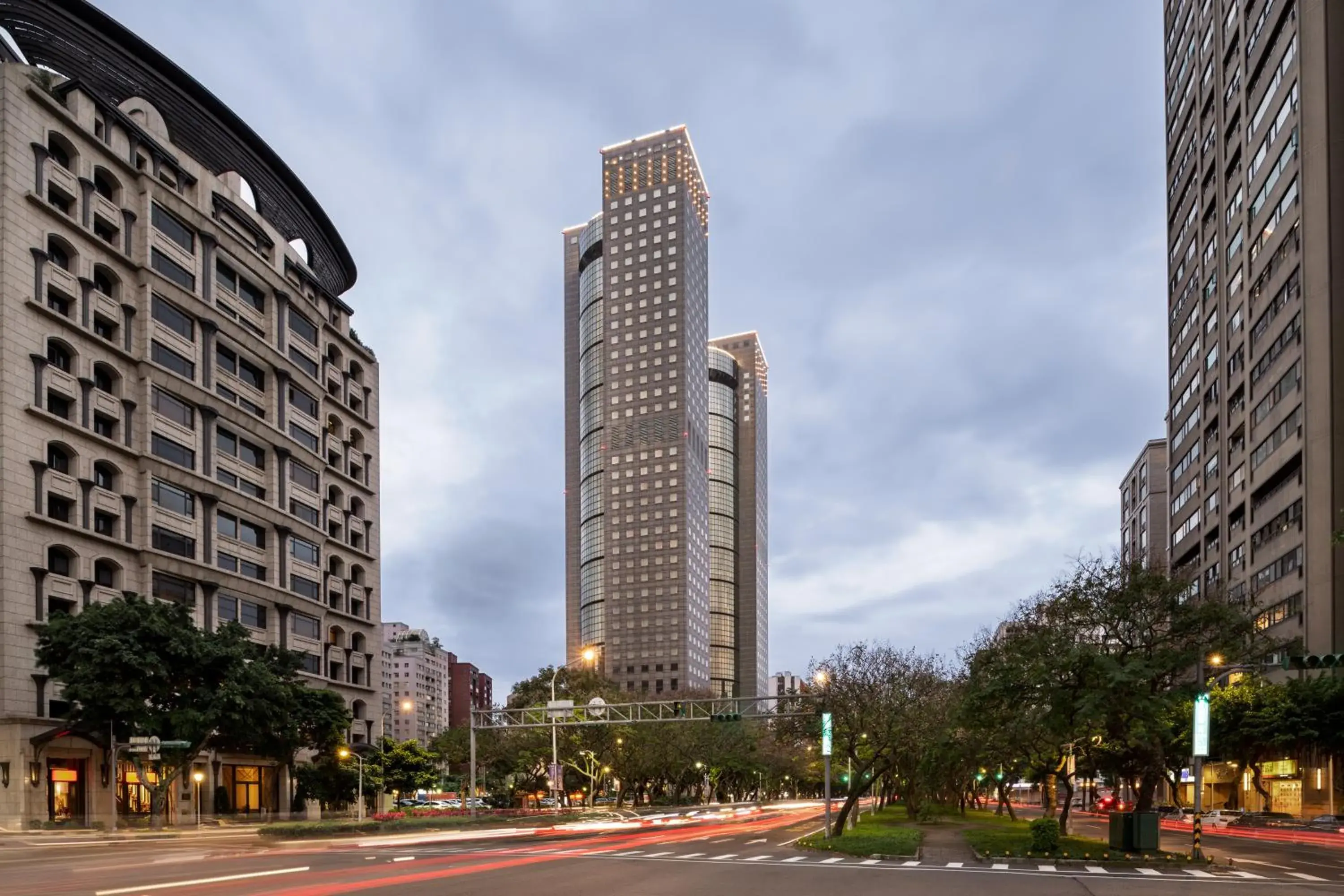 Property building in Shangri-La Far Eastern, Taipei Property building in Shangri-La Far Eastern, Taipei