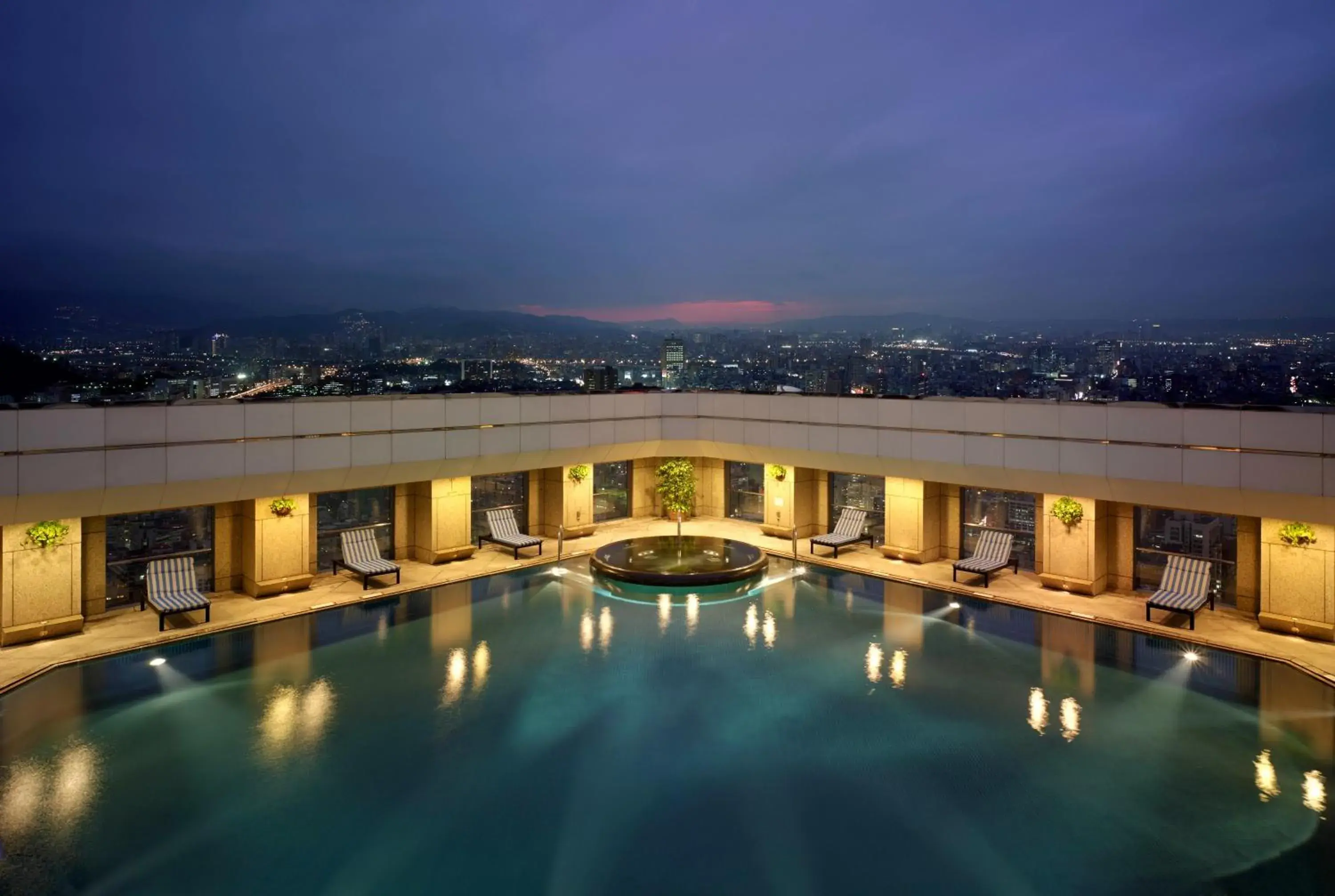 Pool view in Shangri-La Far Eastern, Taipei Pool view in Shangri-La Far Eastern, Taipei