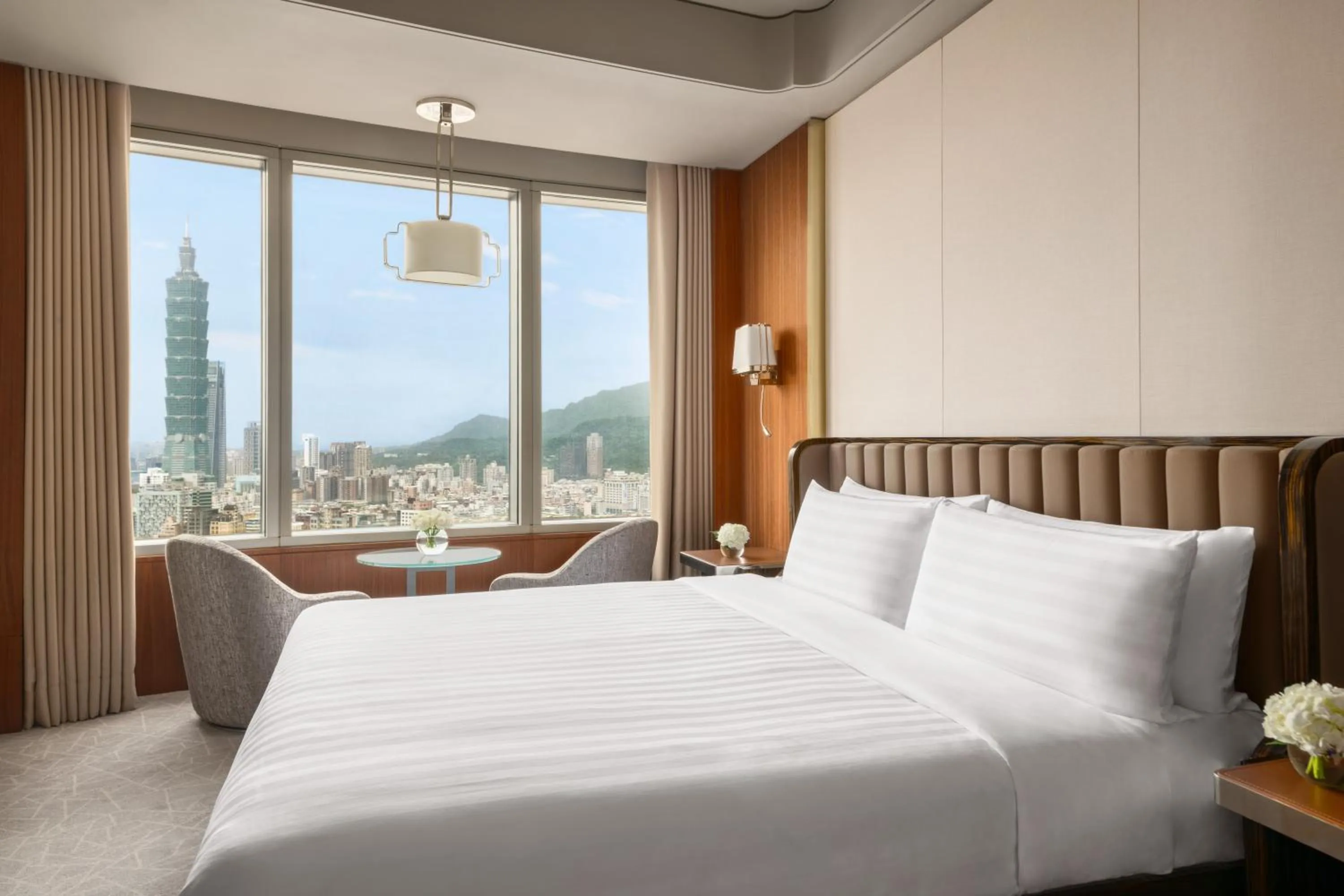 Bed in Shangri-La Far Eastern, Taipei