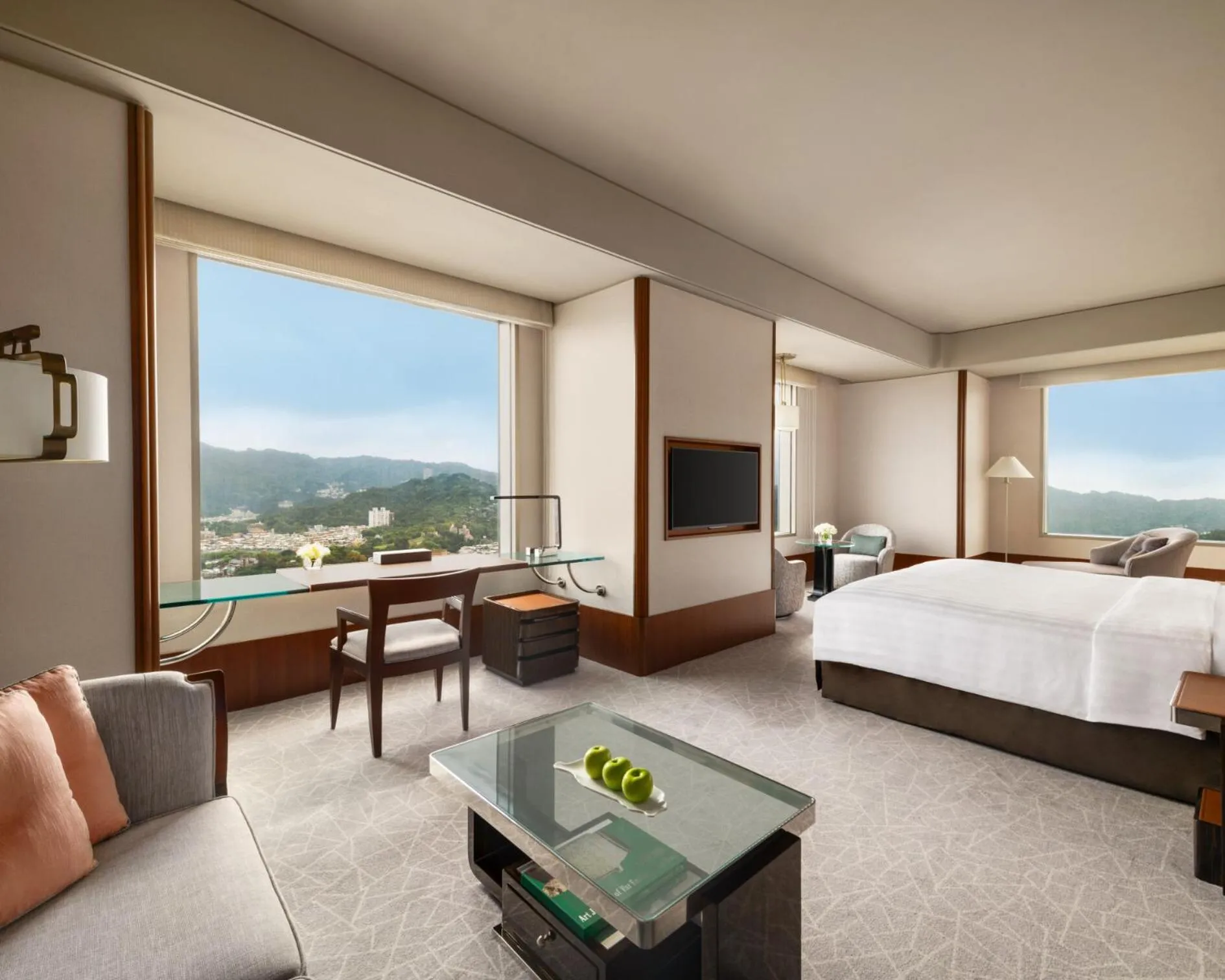 Bed in Shangri-La Far Eastern, Taipei