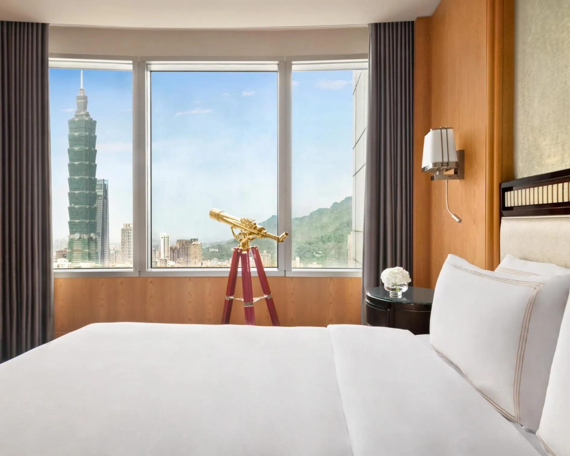 Bed in Shangri-La Far Eastern, Taipei