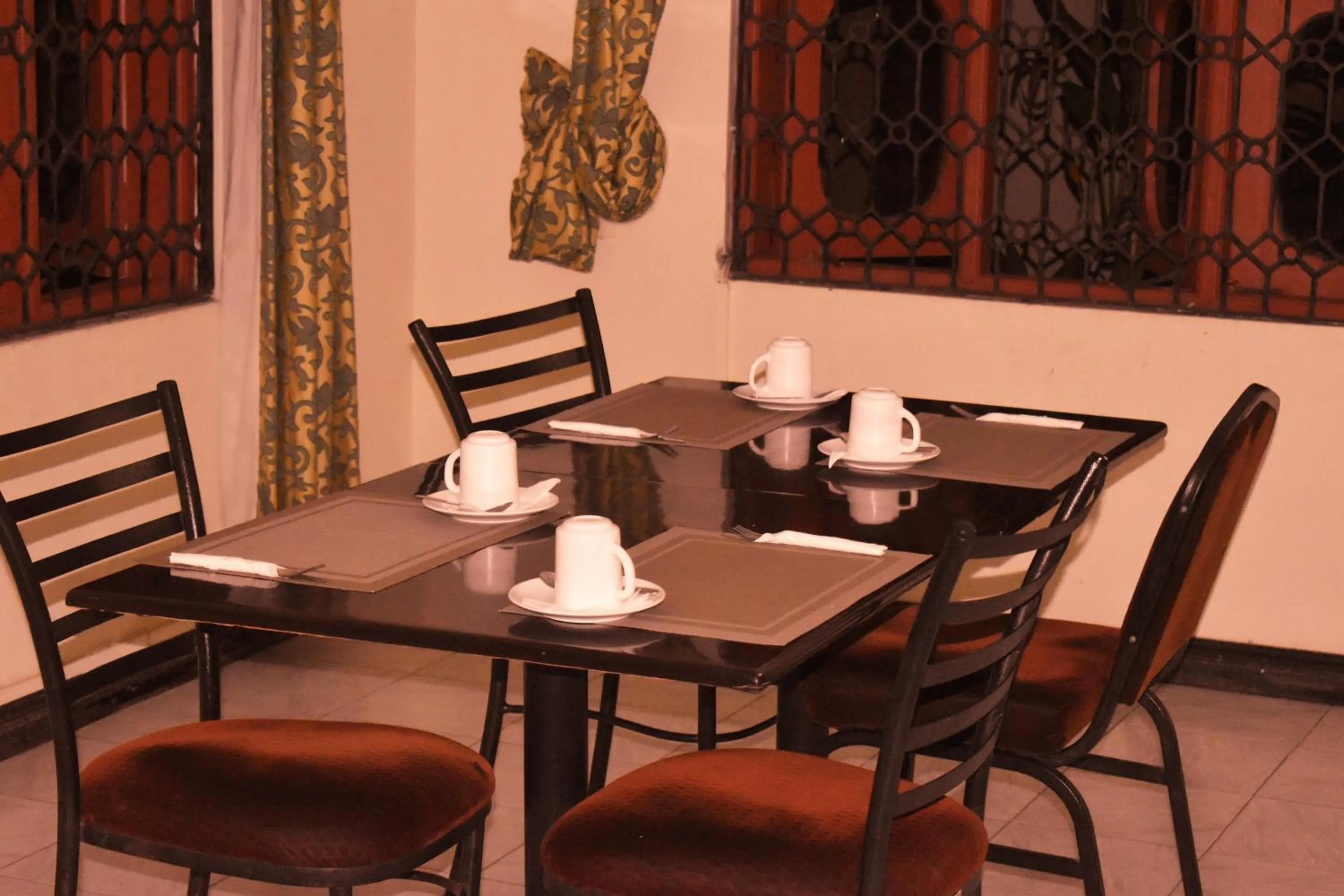 Restaurant/places to eat in Leinmach House Nyali