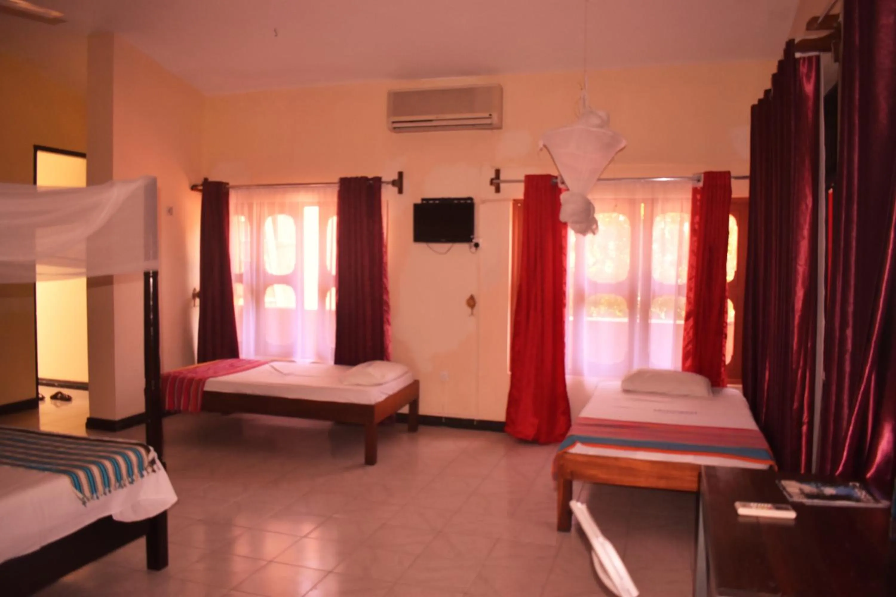 Photo of the whole room, Bed in Leinmach House Nyali