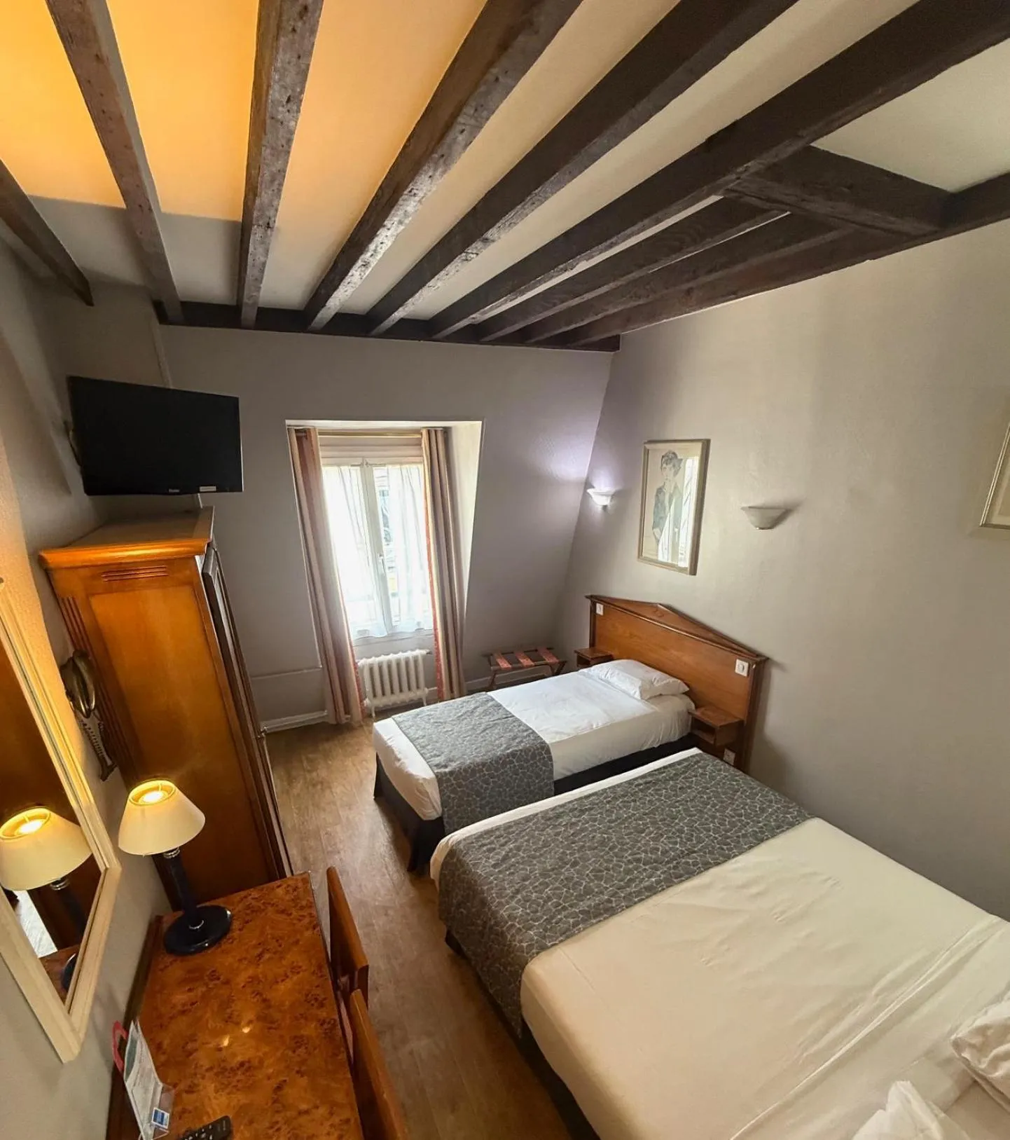 Bed in Hotel Richmond Gare du Nord