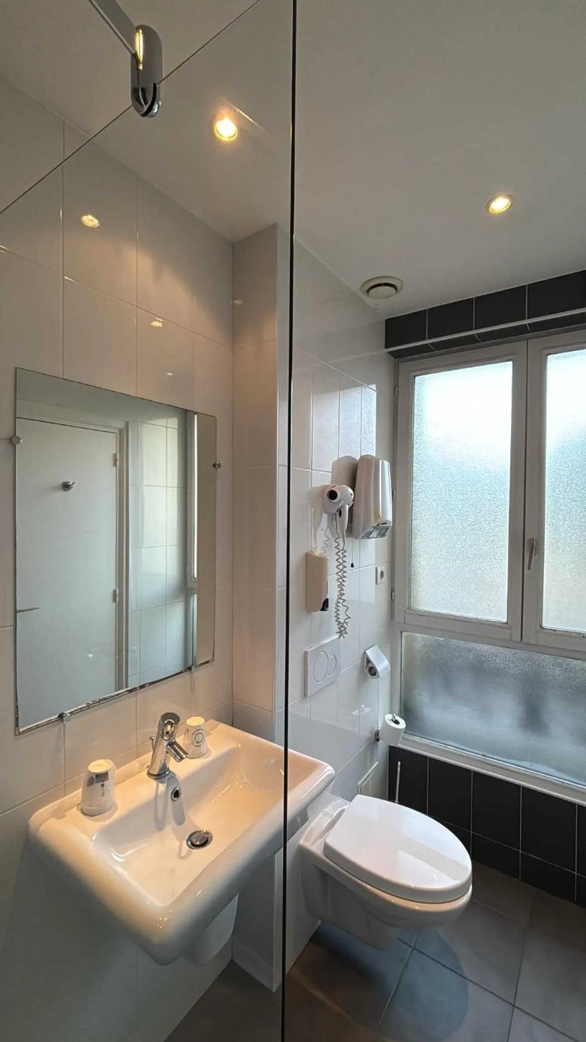 Bathroom in Hotel Richmond Gare du Nord