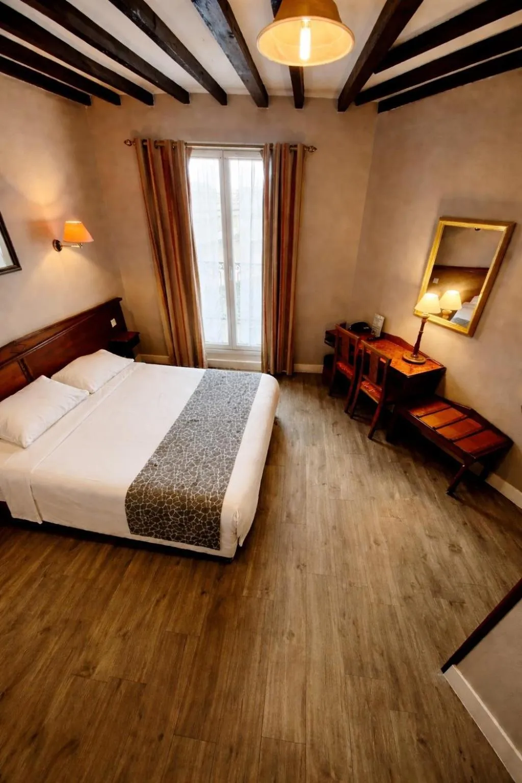 Bedroom, Bed in Hotel Richmond Gare du Nord