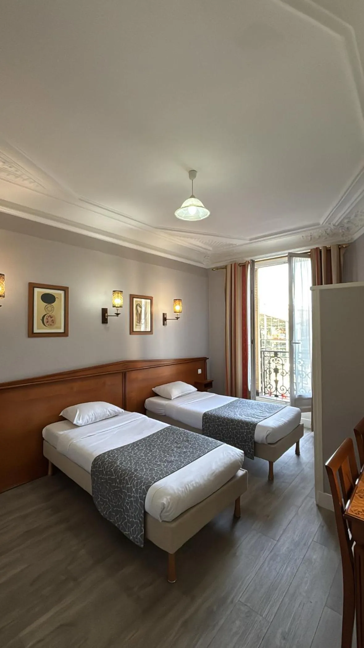 Bedroom, Bed in Hotel Richmond Gare du Nord