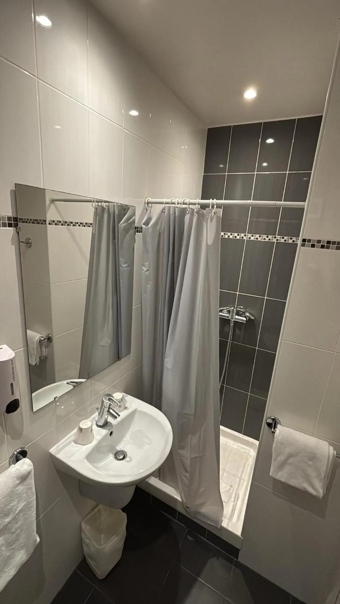 Bathroom in Hotel Richmond Gare du Nord