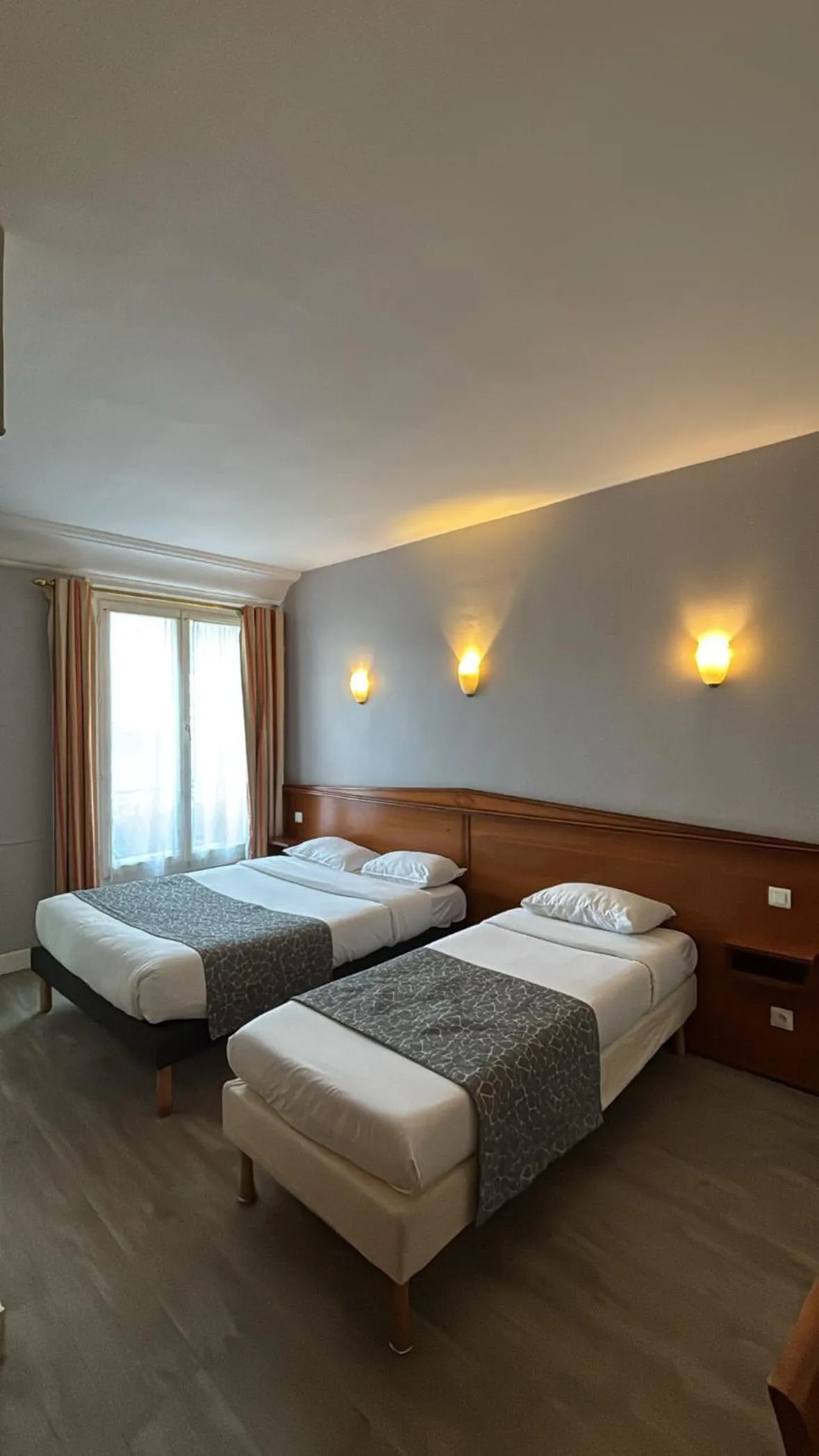 Bed in Hotel Richmond Gare du Nord