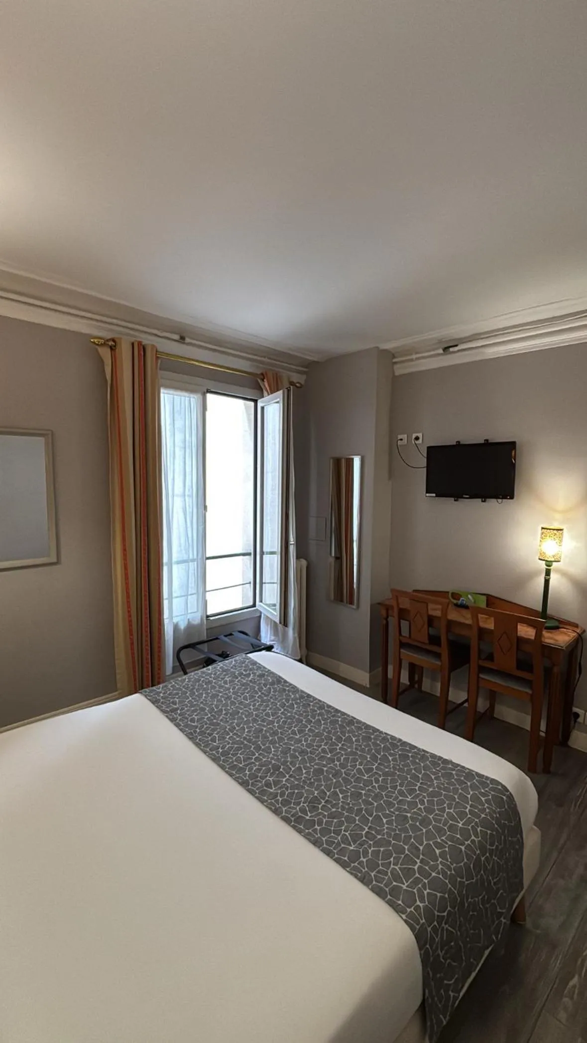 Bedroom, Bed in Hotel Richmond Gare du Nord