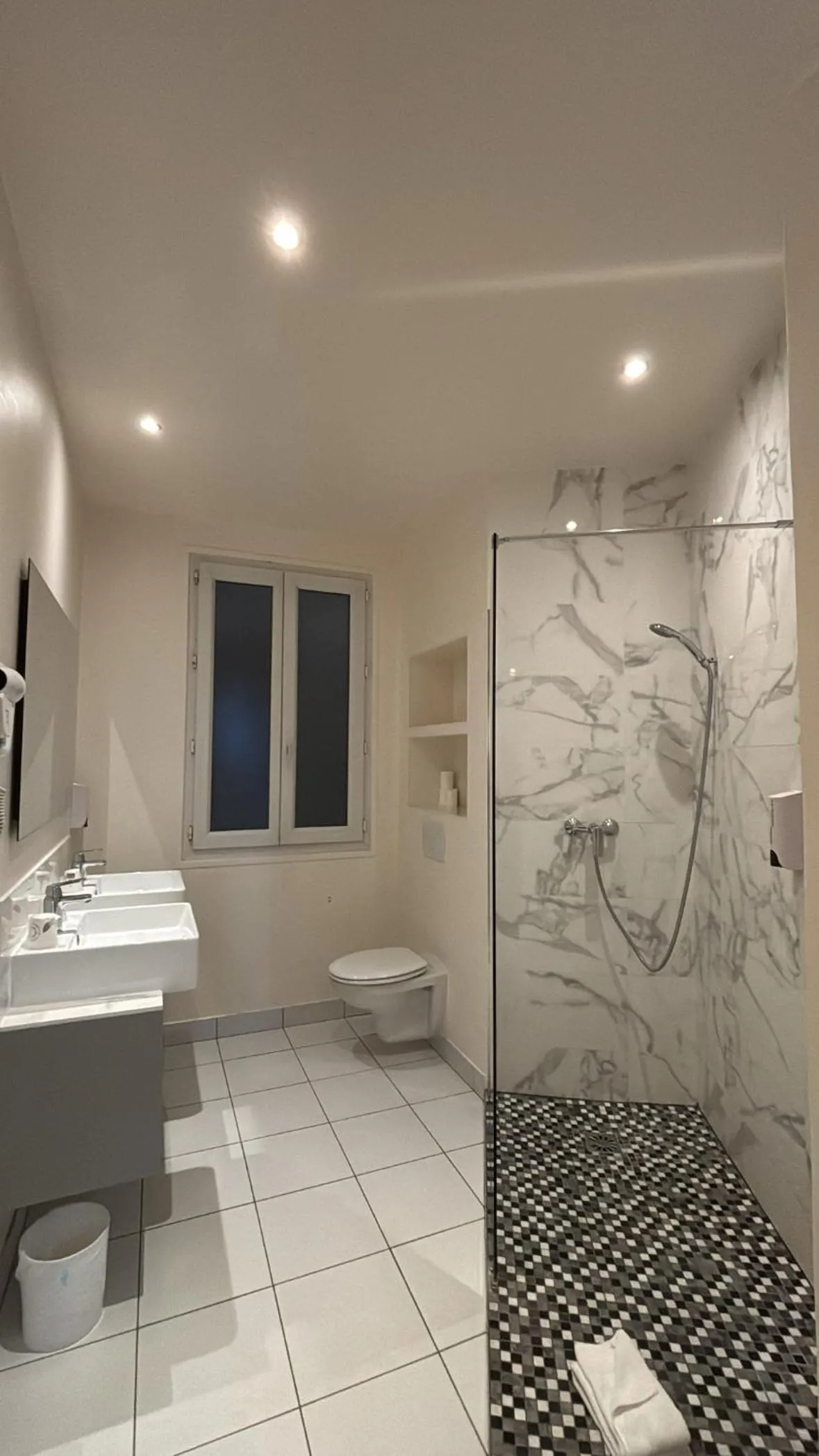 Bathroom in Hotel Richmond Gare du Nord