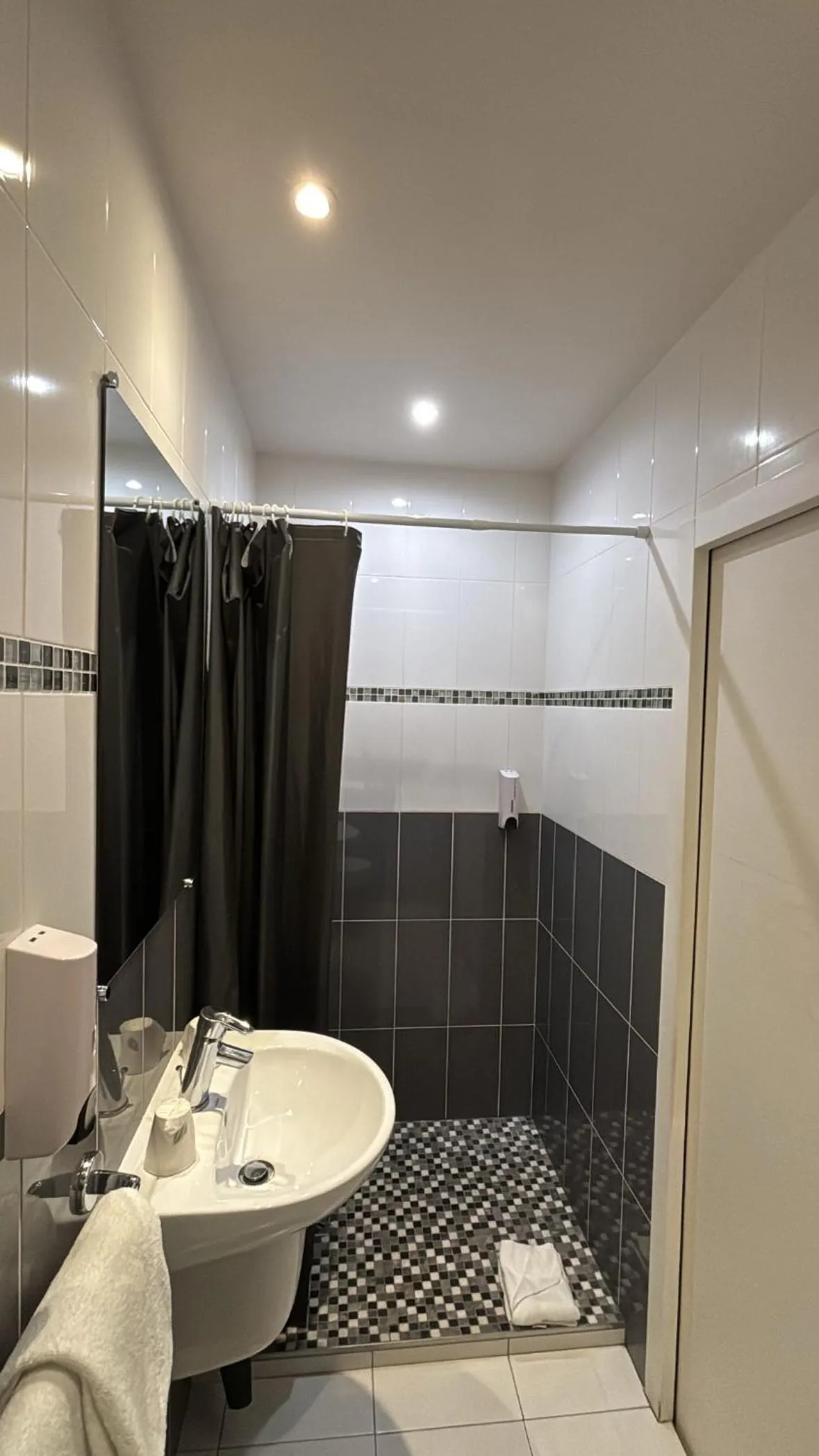 Bathroom in Hotel Richmond Gare du Nord