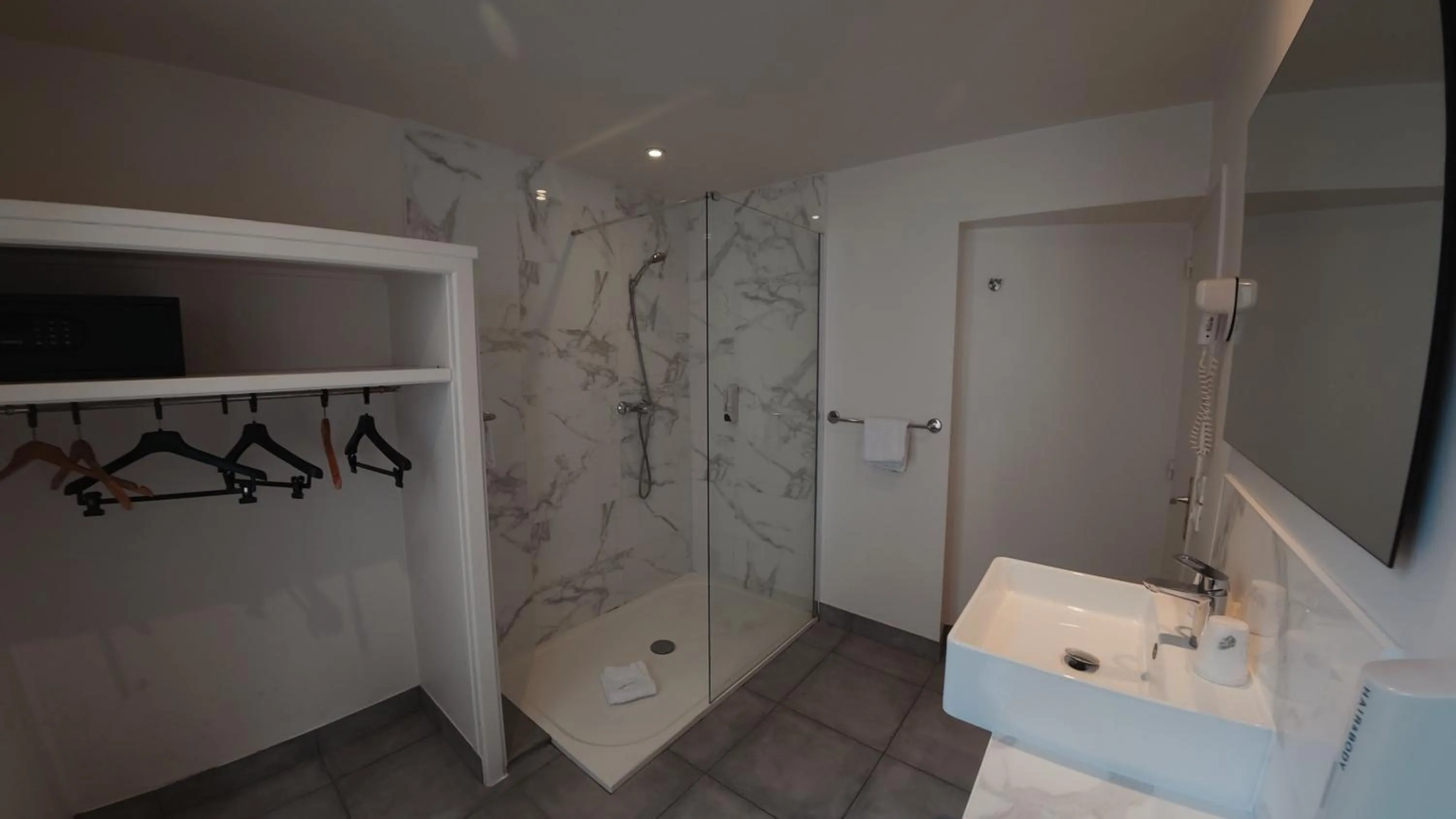 Bathroom in Hotel Richmond Gare du Nord