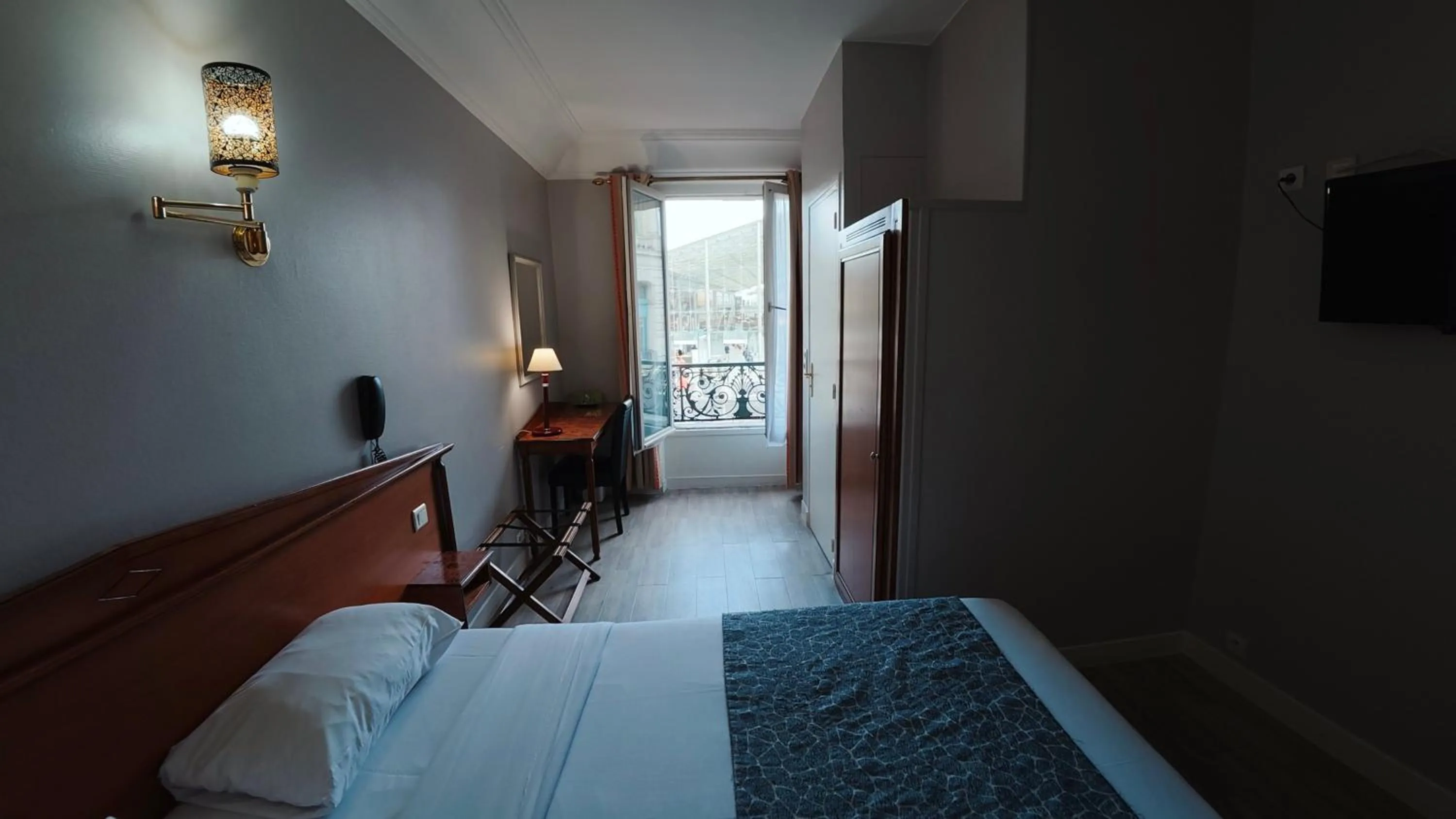 Bedroom, Bed in Hotel Richmond Gare du Nord