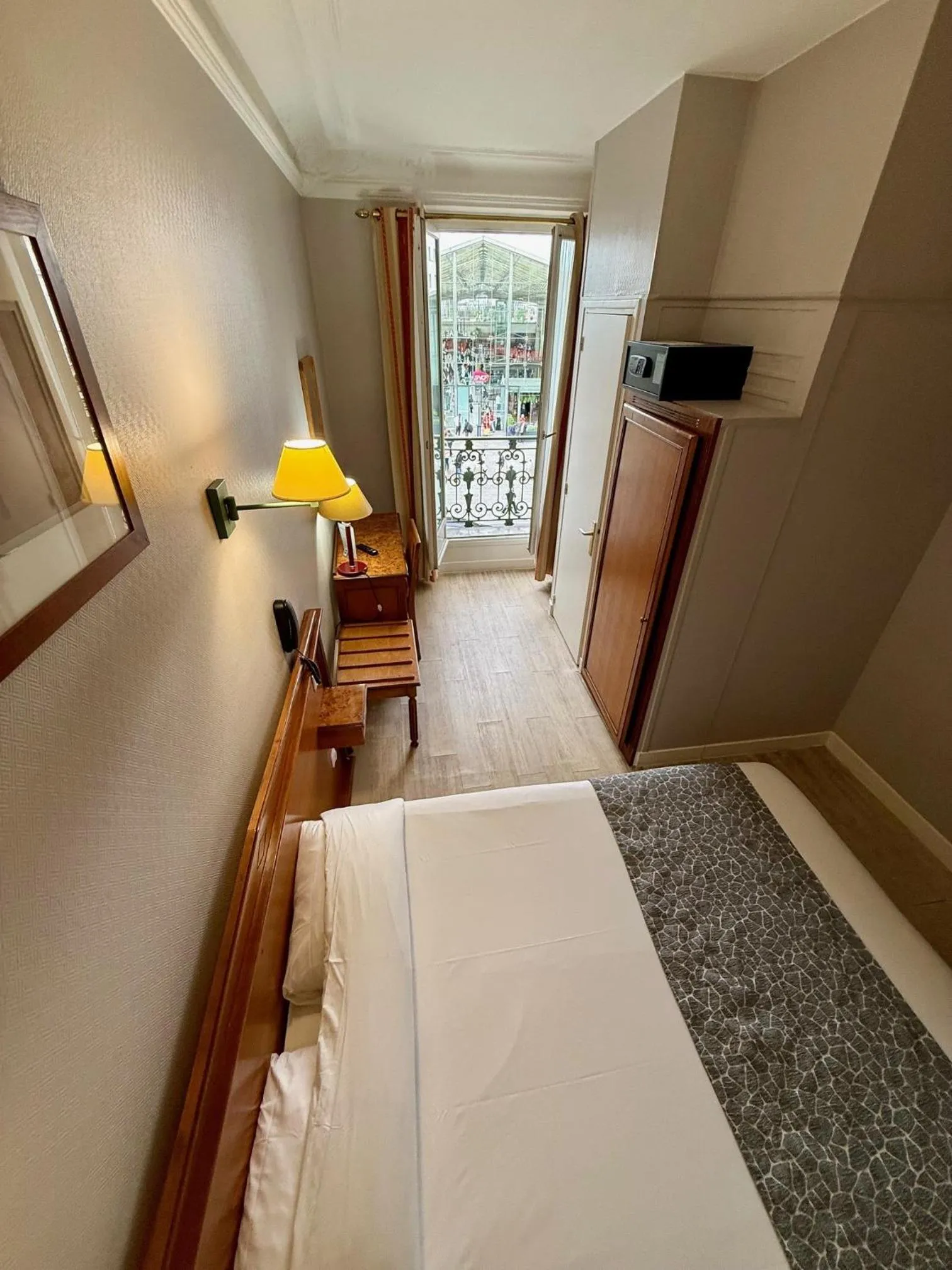 Bed in Hotel Richmond Gare du Nord