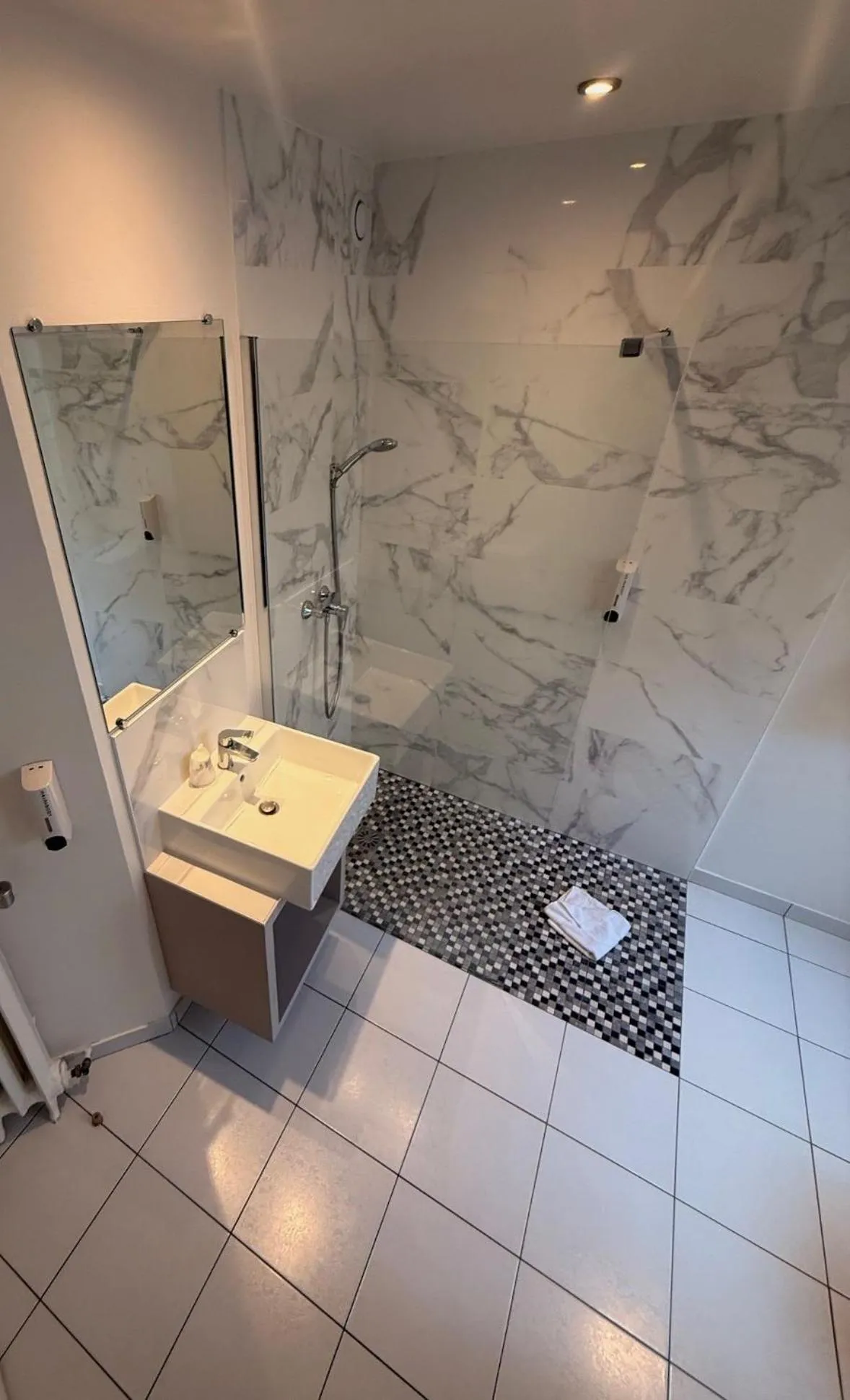 Bathroom in Hotel Richmond Gare du Nord