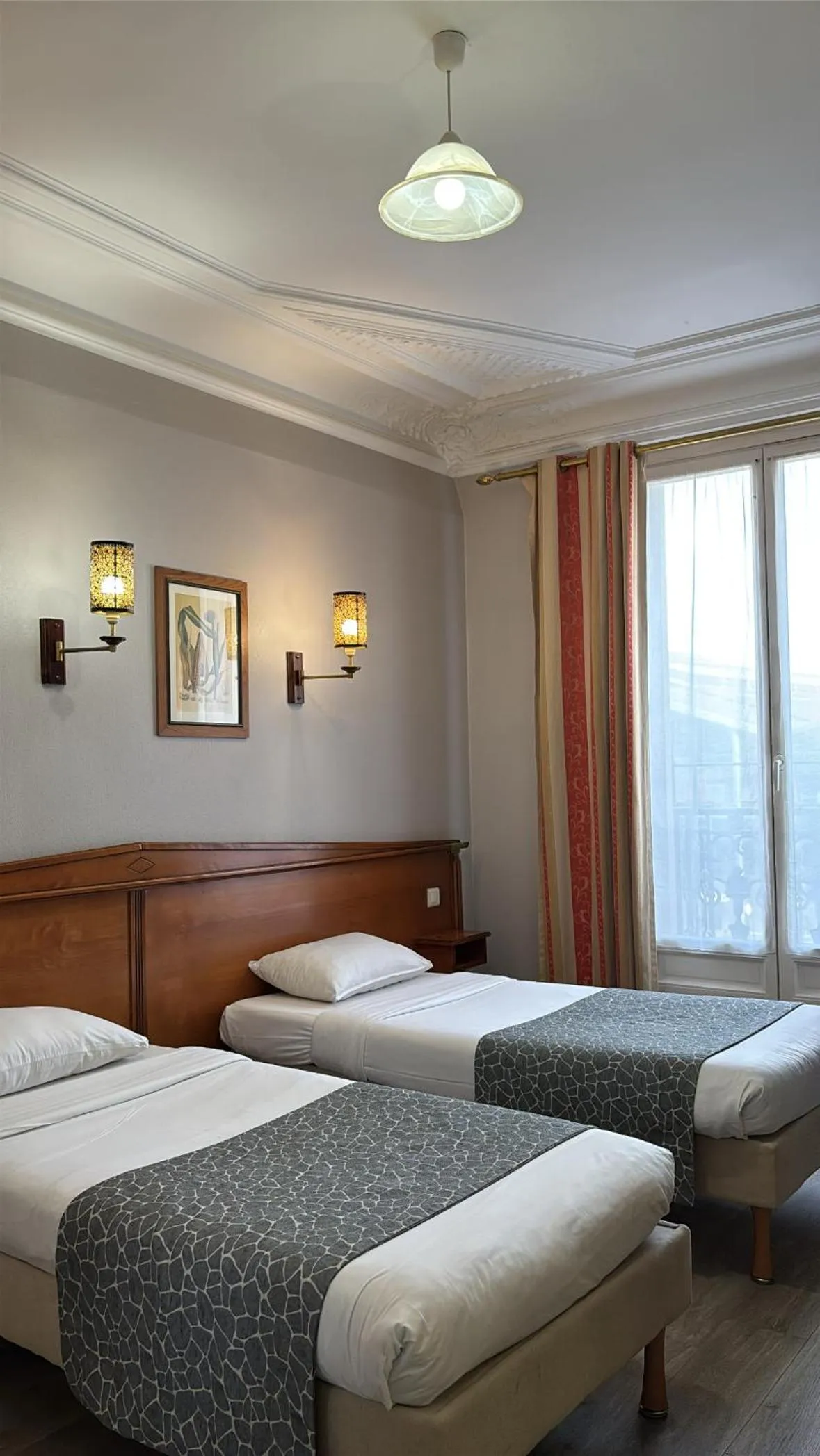 Bedroom, Bed in Hotel Richmond Gare du Nord