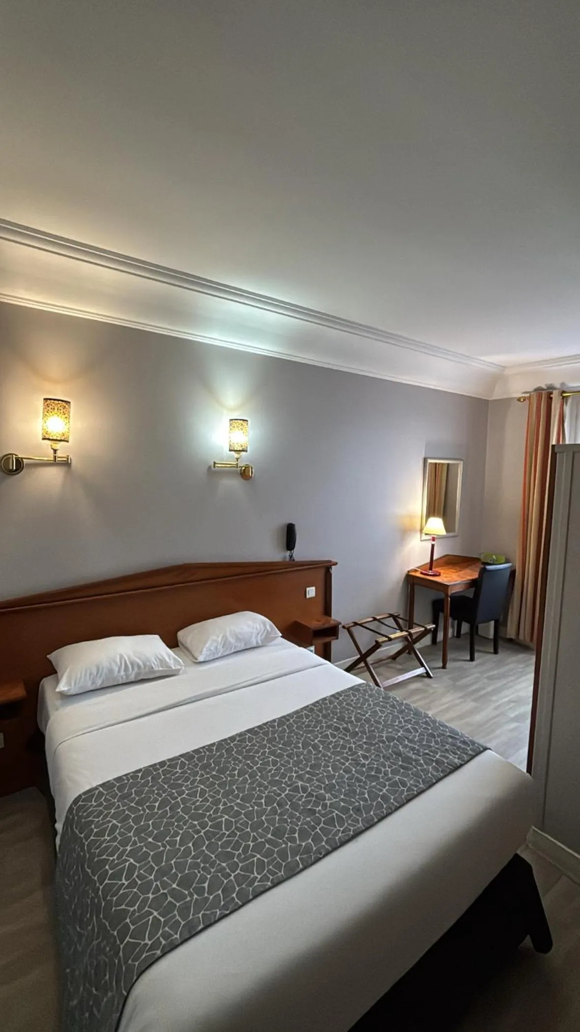 Bedroom, Bed in Hotel Richmond Gare du Nord