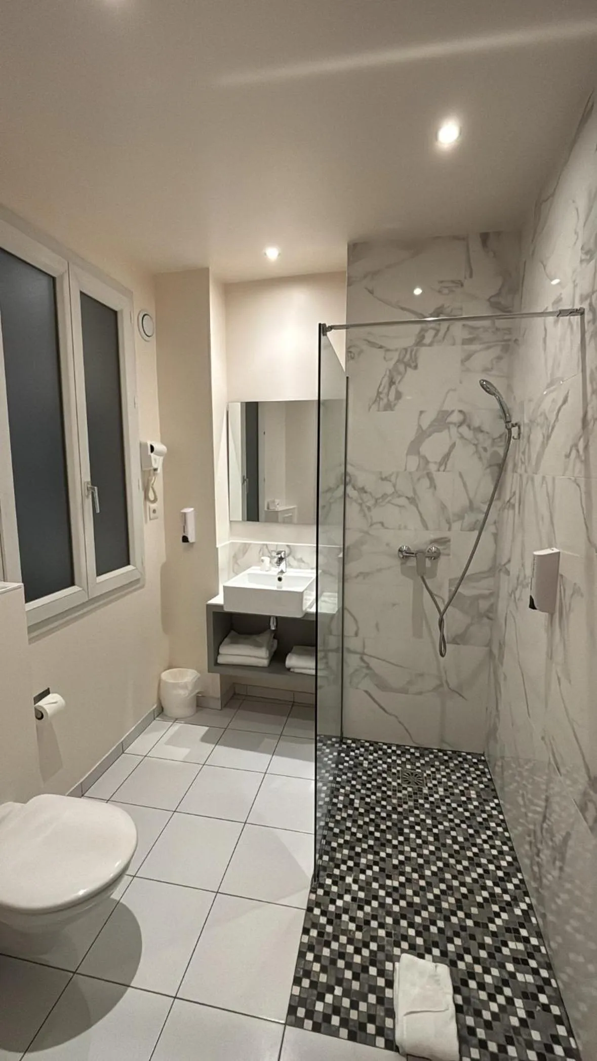 Bathroom in Hotel Richmond Gare du Nord