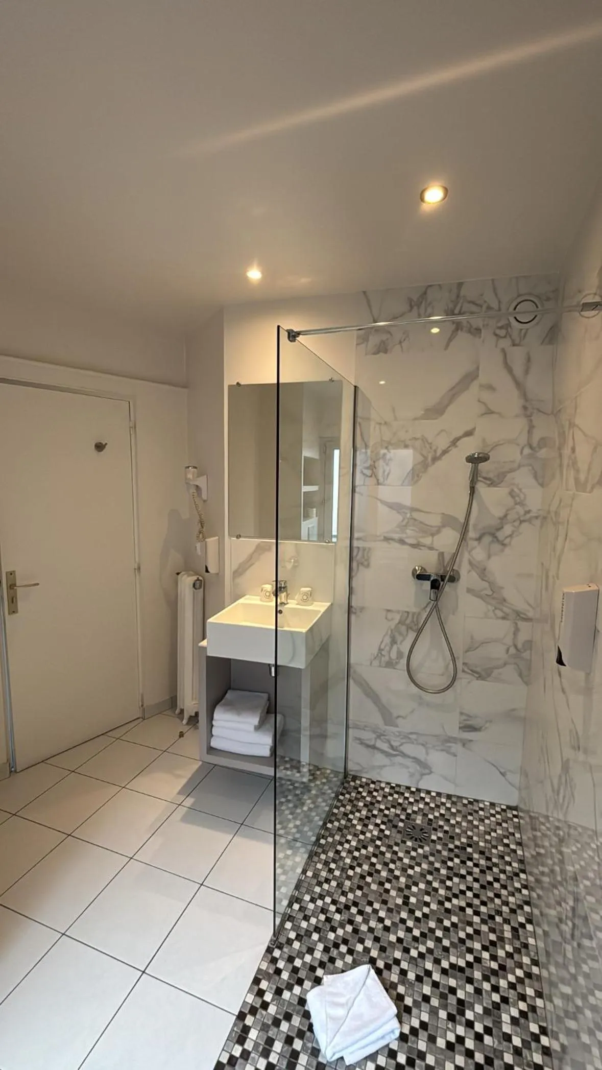 Bathroom in Hotel Richmond Gare du Nord