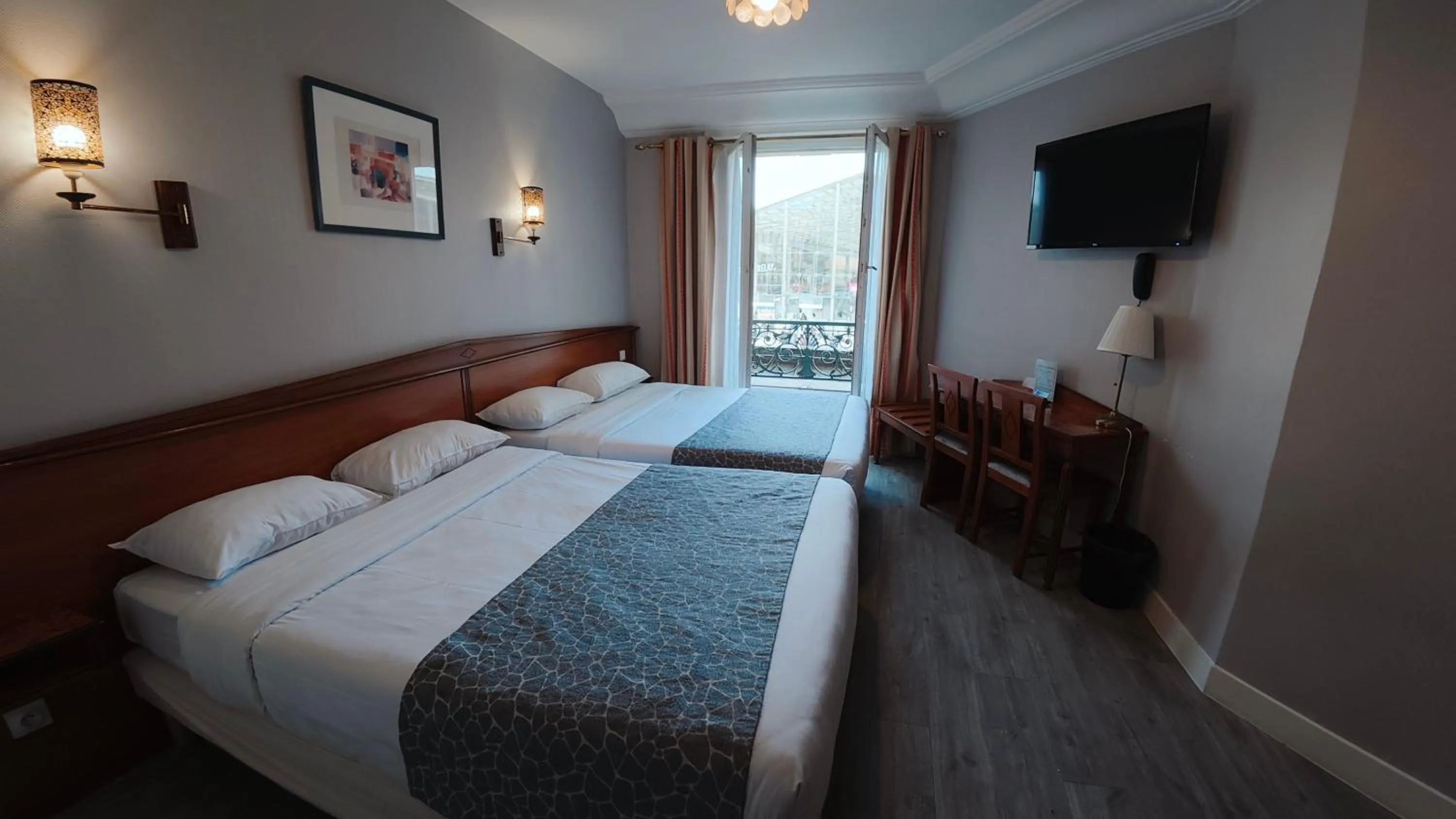 Bedroom, Bed in Hotel Richmond Gare du Nord