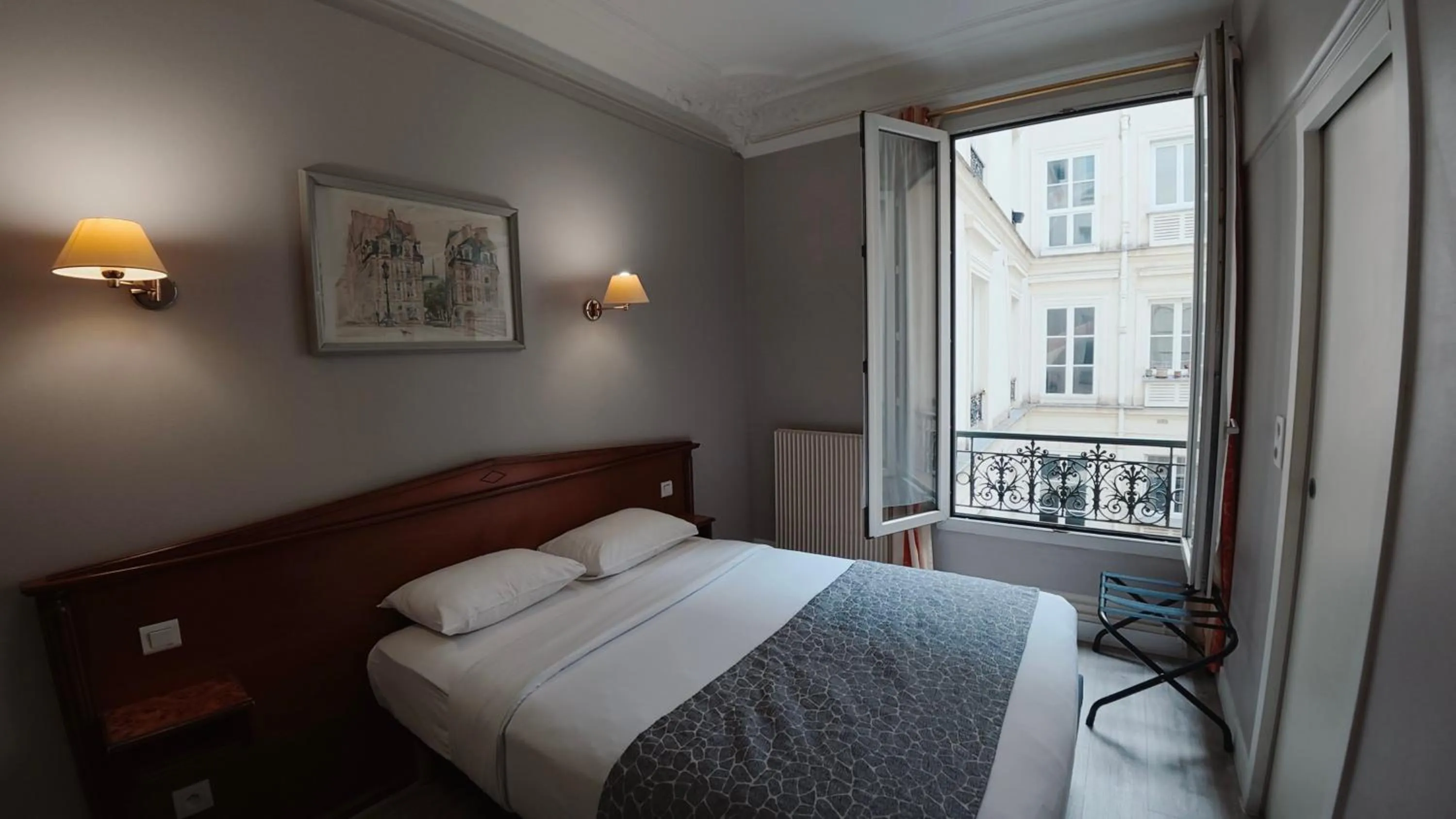 Bedroom, Bed in Hotel Richmond Gare du Nord