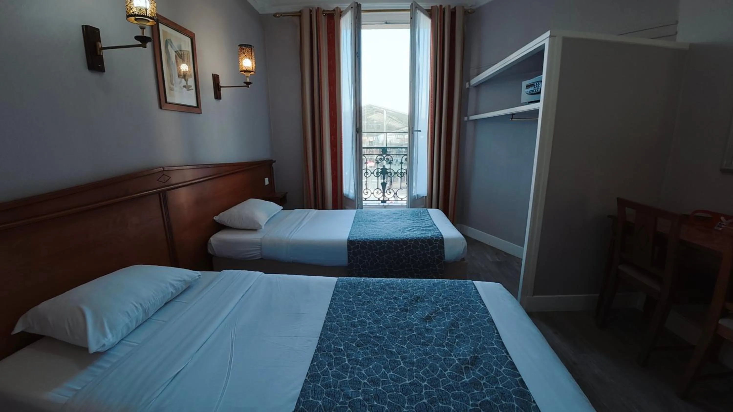 Bedroom, Bed in Hotel Richmond Gare du Nord