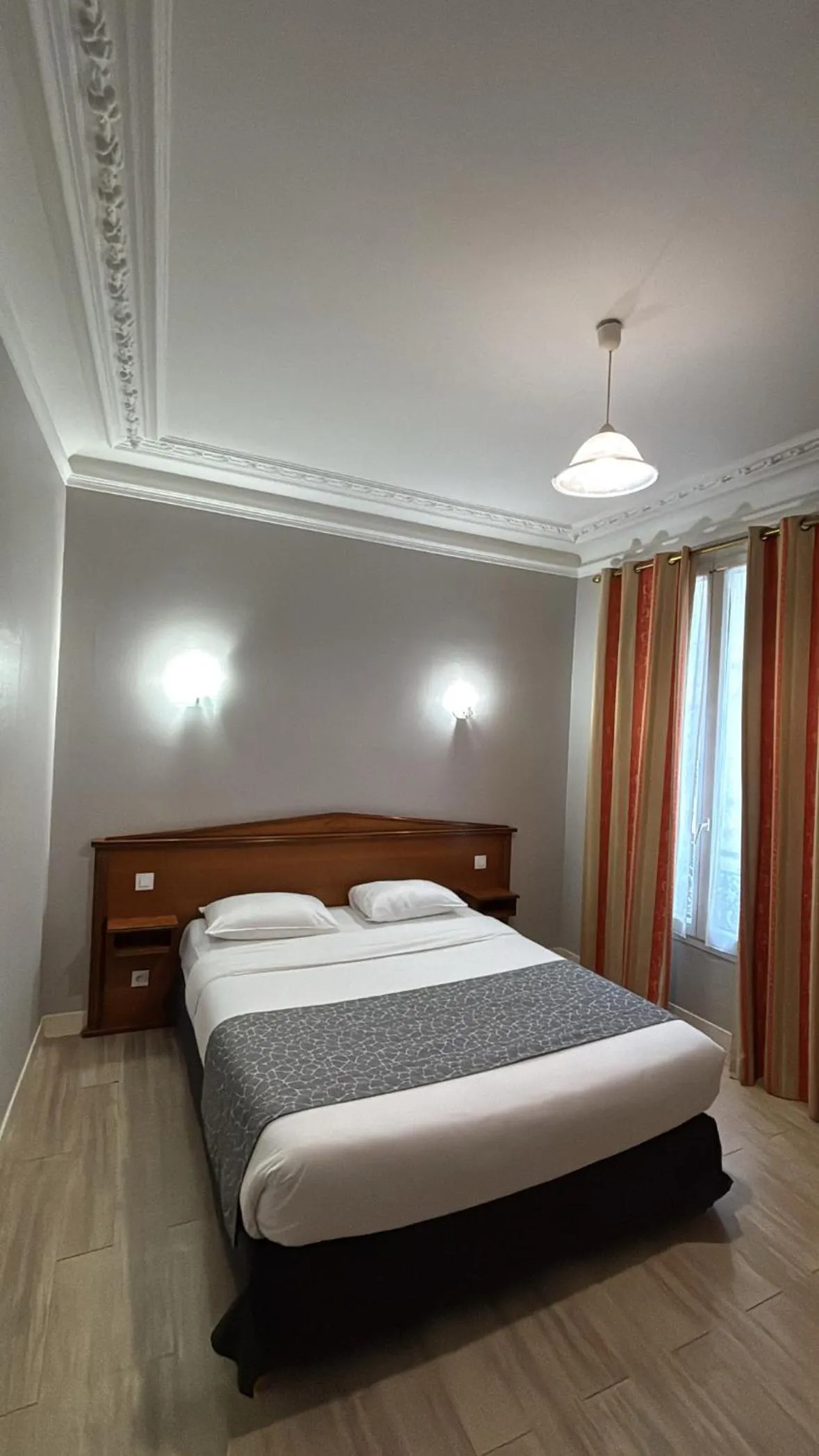 Bedroom, Bed in Hotel Richmond Gare du Nord