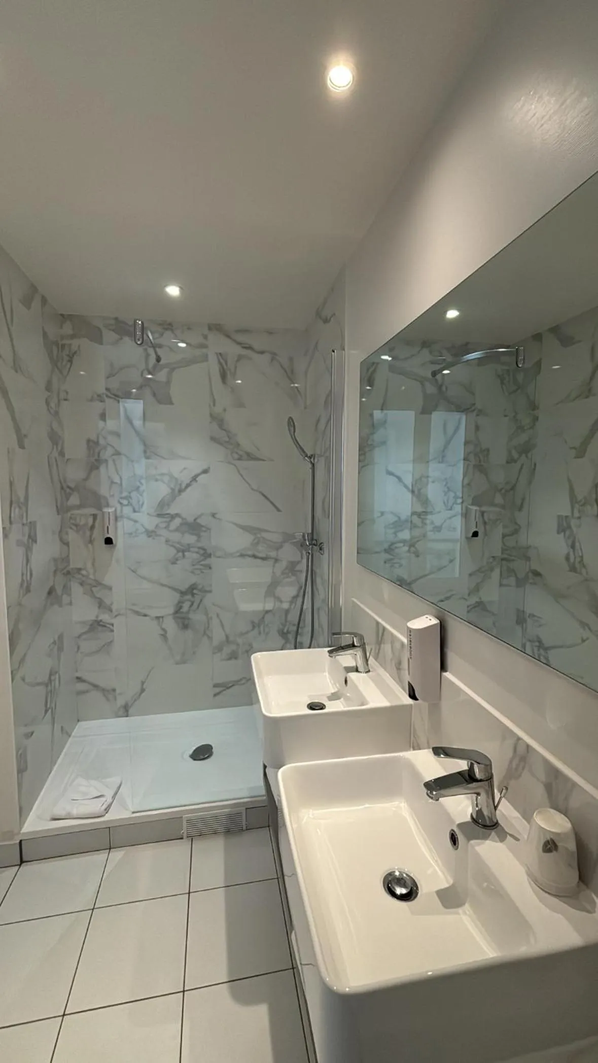 Bathroom in Hotel Richmond Gare du Nord