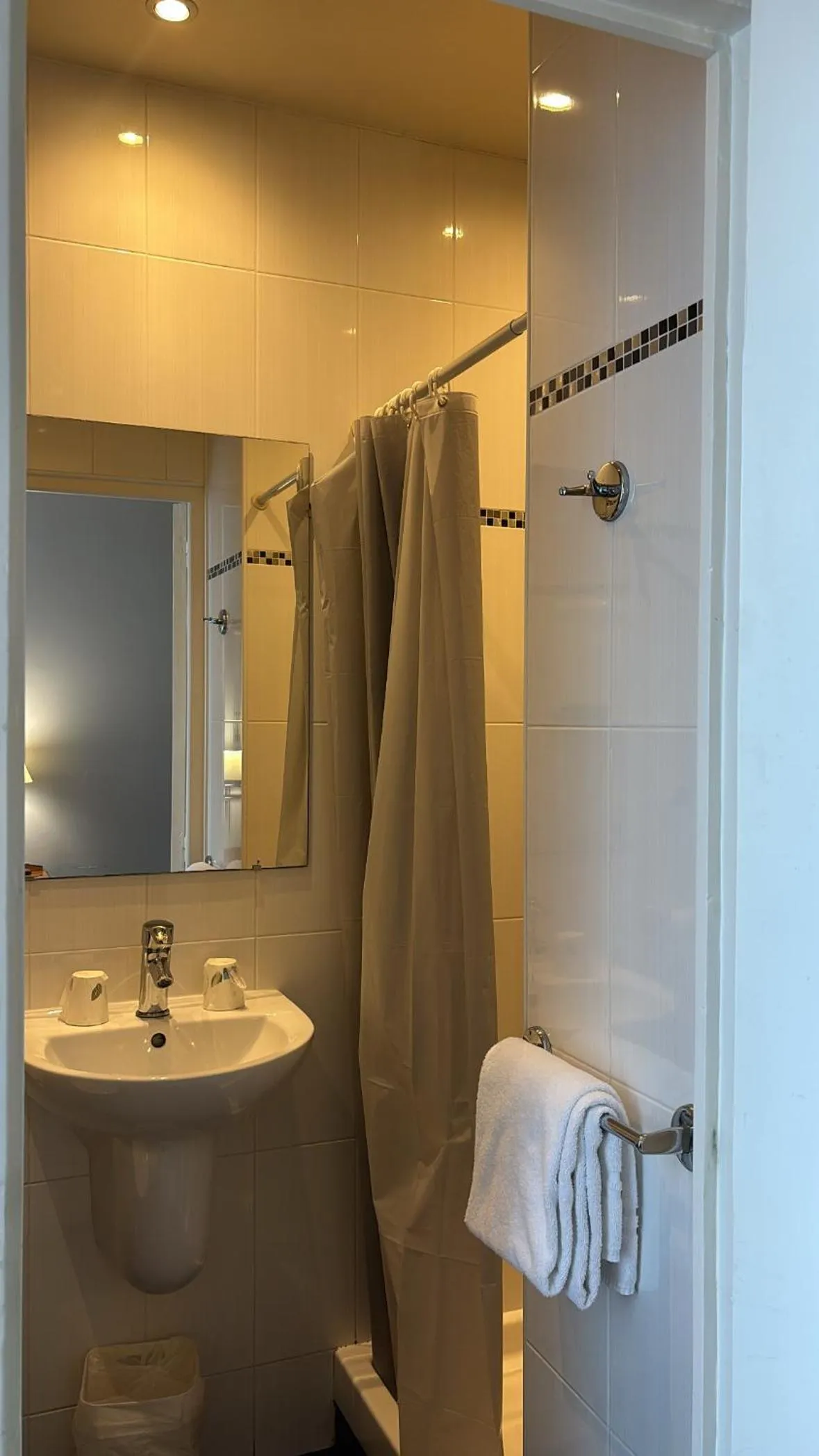 Bathroom in Hotel Richmond Gare du Nord