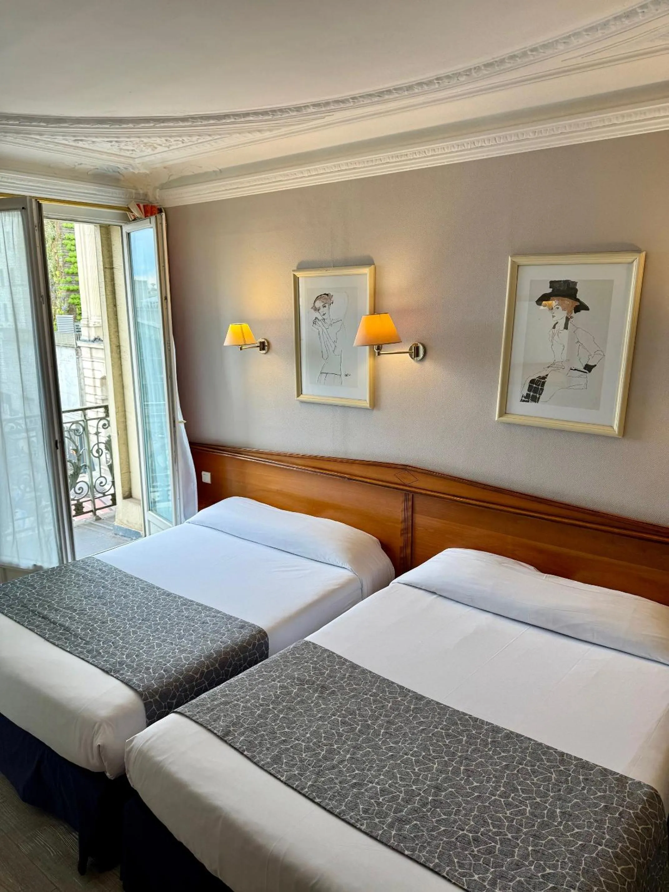 Bed in Hotel Richmond Gare du Nord