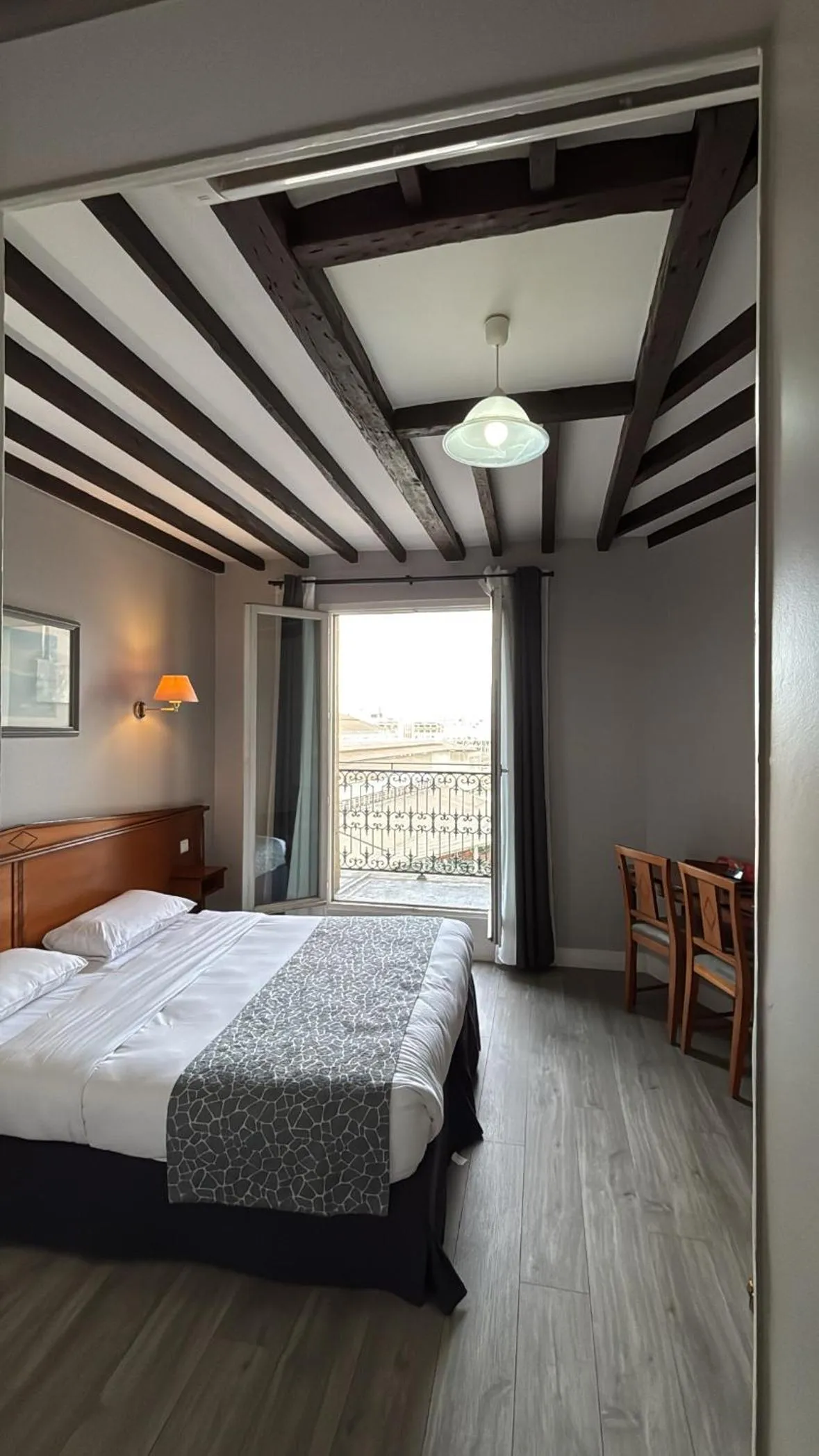 Bedroom, Bed in Hotel Richmond Gare du Nord