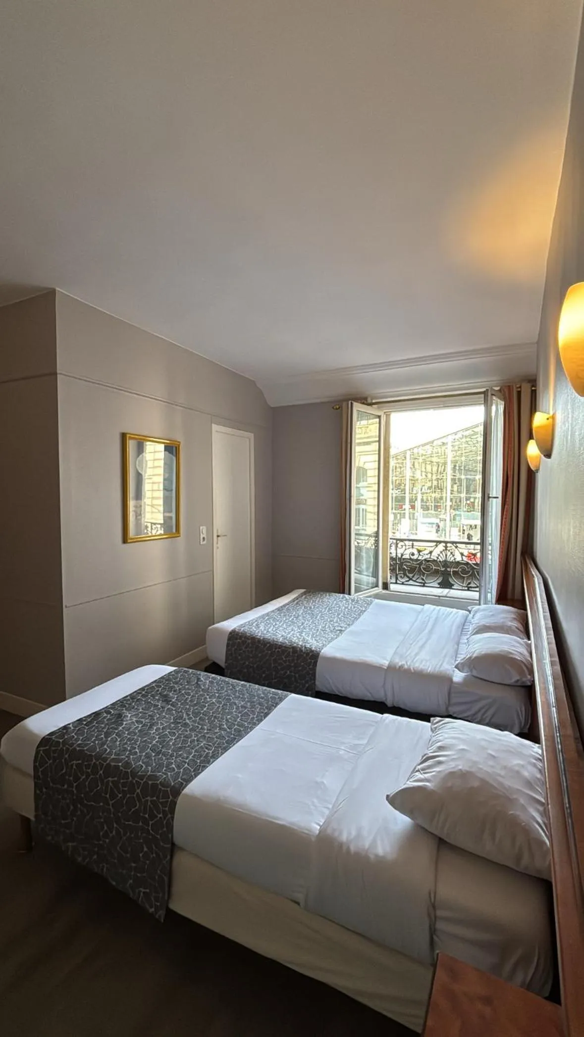 Bedroom, Bed in Hotel Richmond Gare du Nord