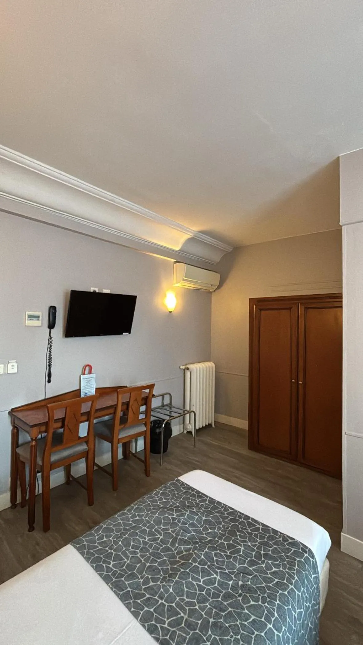 TV and multimedia, Bed in Hotel Richmond Gare du Nord