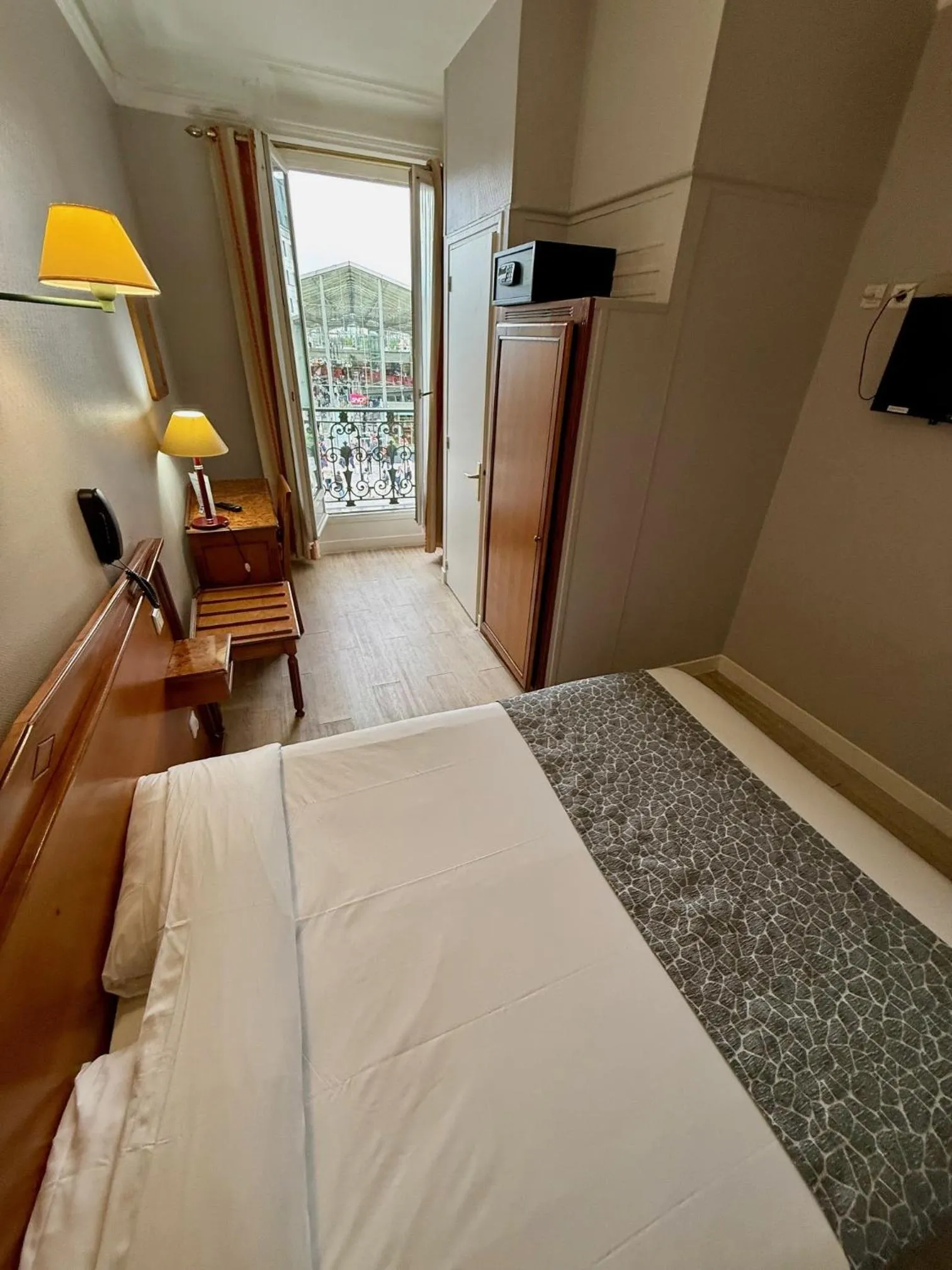 Bedroom, Bed in Hotel Richmond Gare du Nord