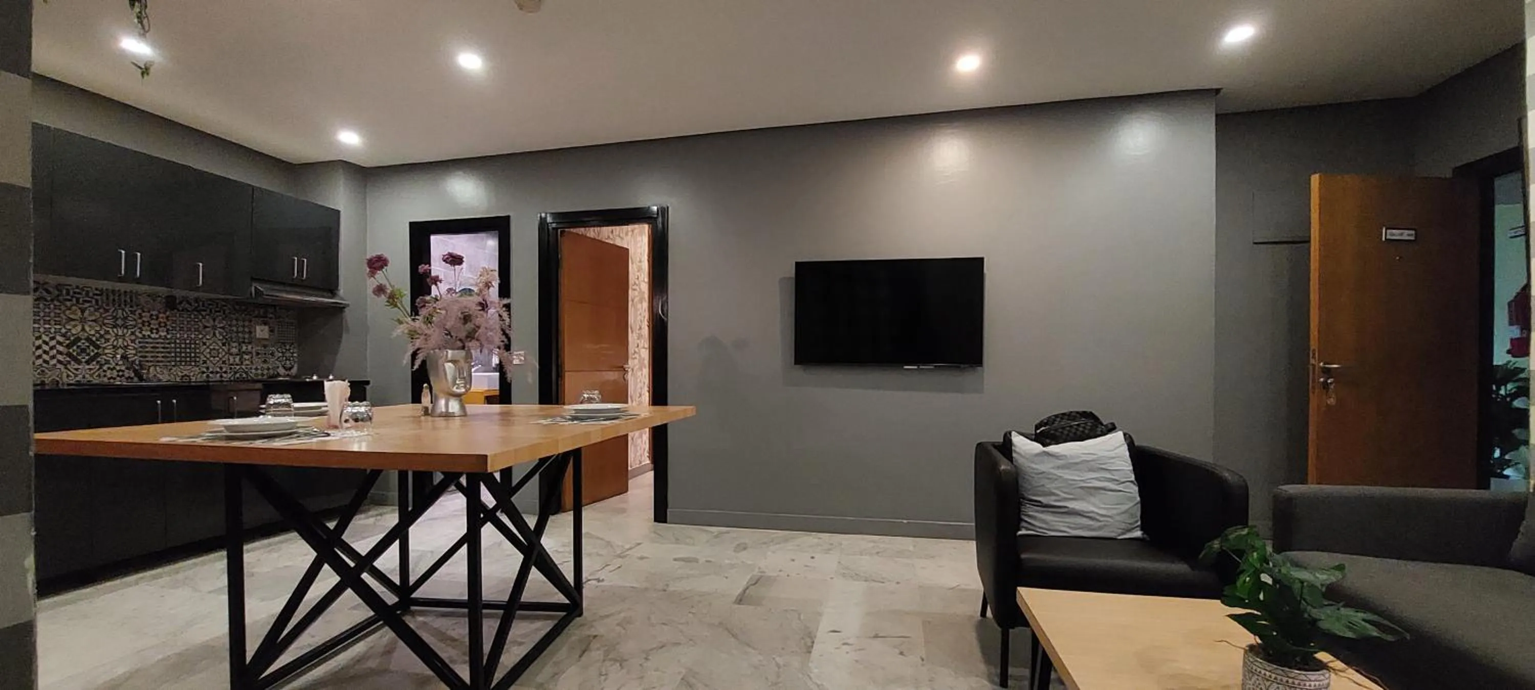 Communal lounge/ TV room in Suite Loc Suite & Spa