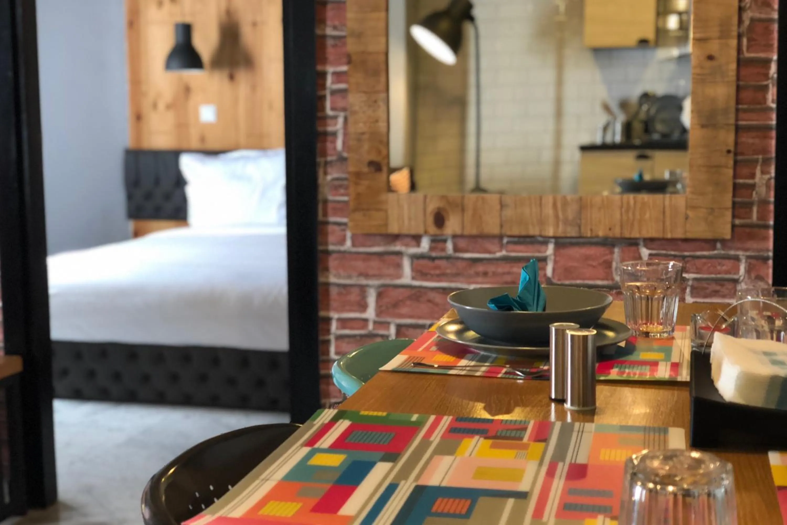 Restaurant/places to eat in Suite Loc Suite & Spa