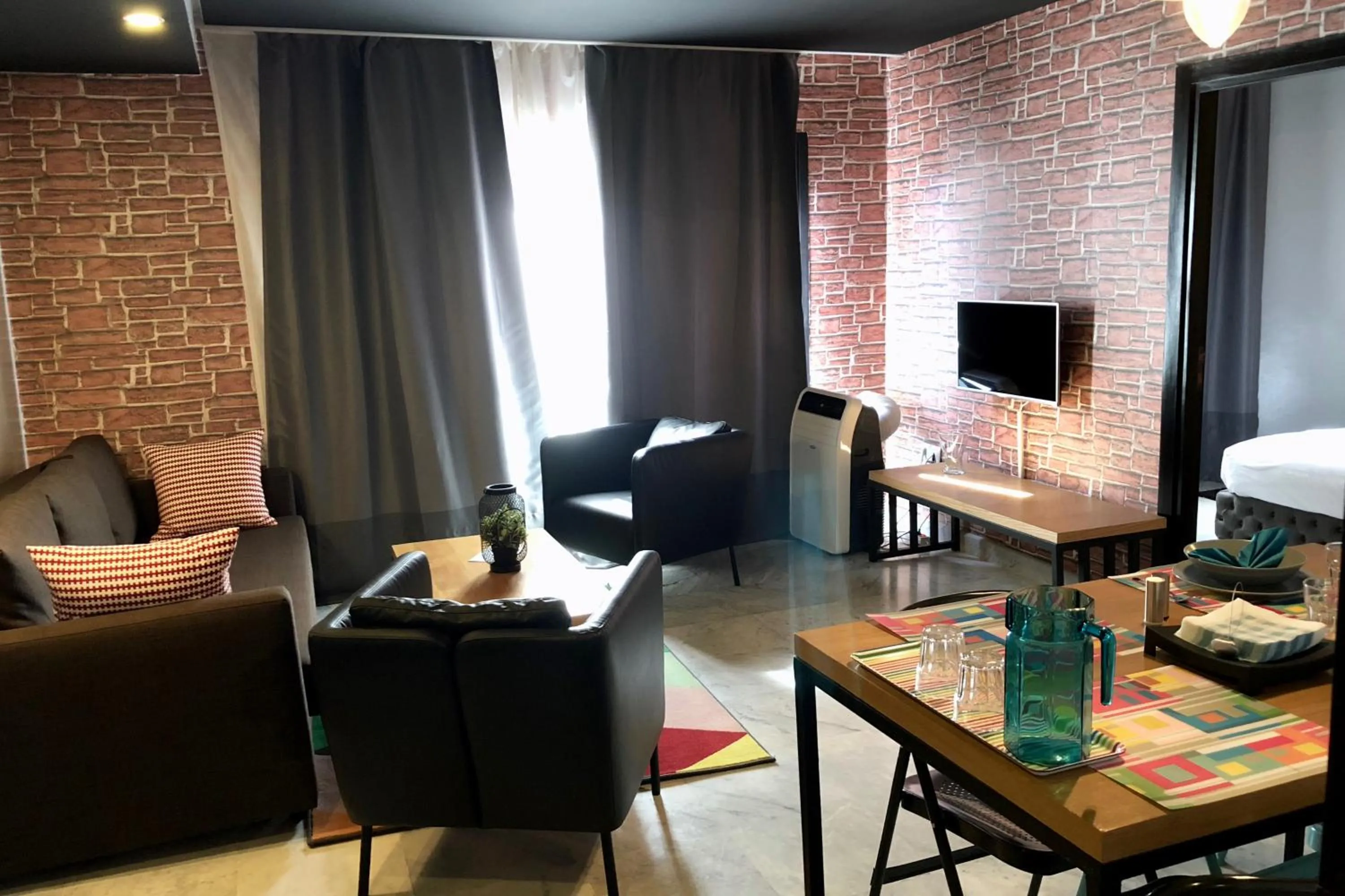 Communal lounge/ TV room in Suite Loc Suite & Spa