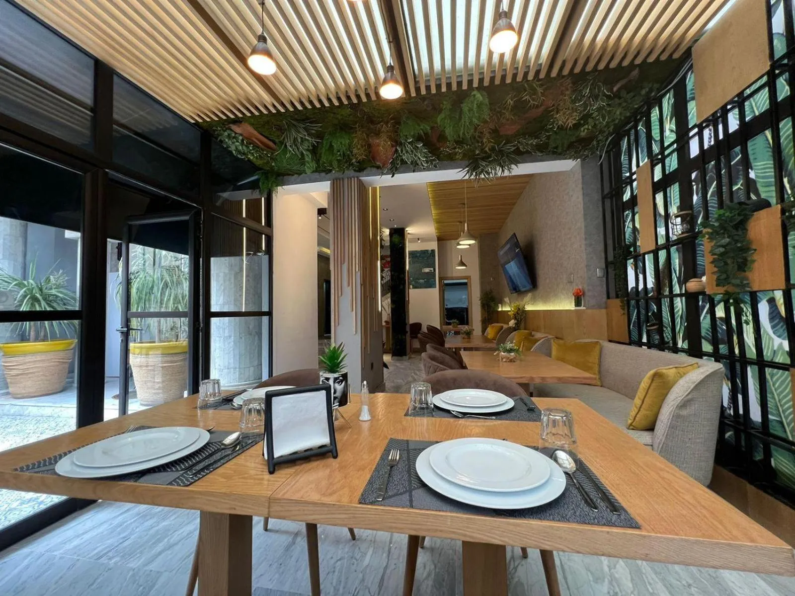 Restaurant/places to eat in Suite Loc Suite & Spa