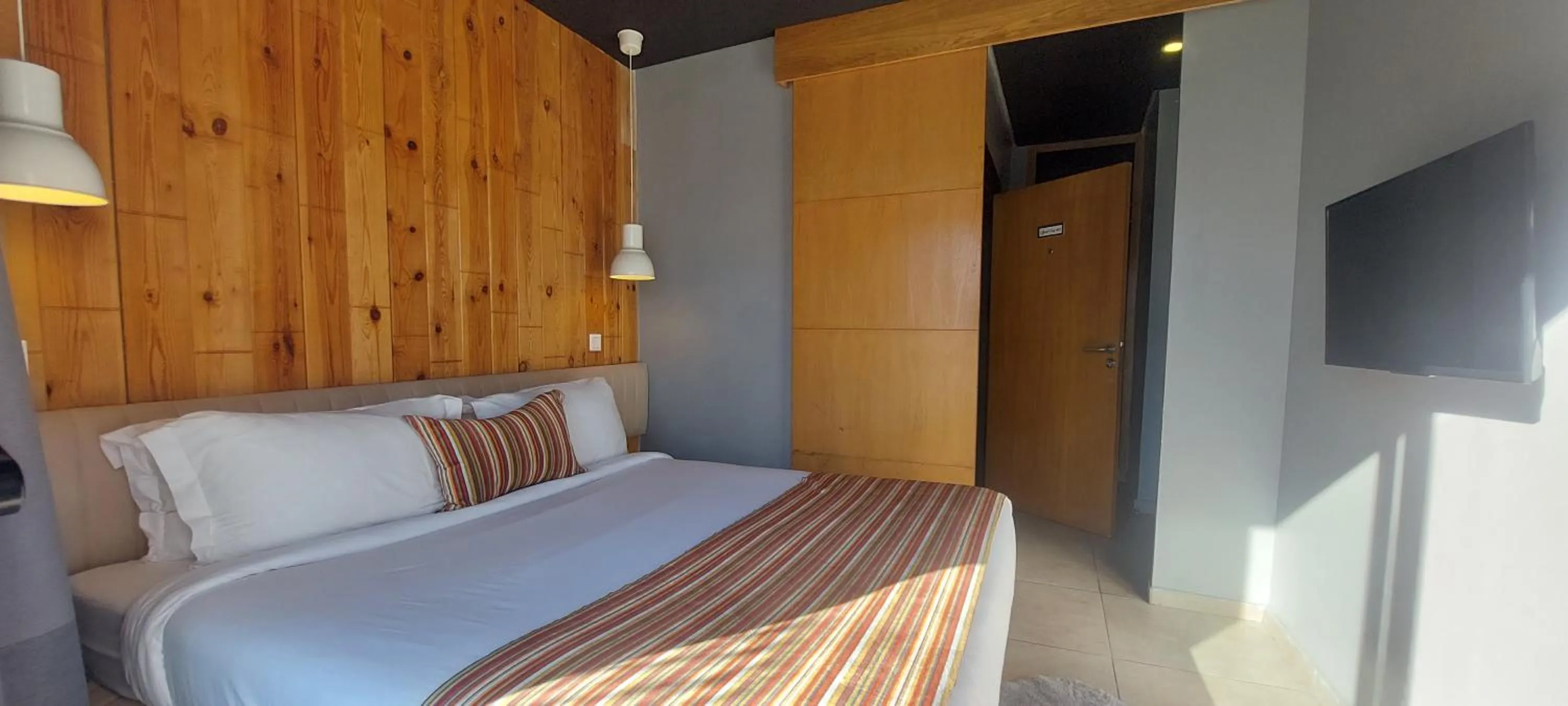 Communal lounge/ TV room in Suite Loc Suite & Spa