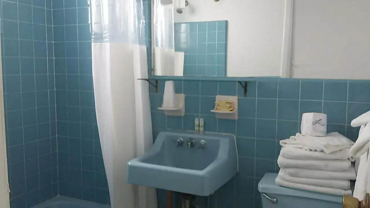 Family Room with Private Bathroom in Tide Winds Motel Family Room with Private Bathroom in Tide Winds Motel