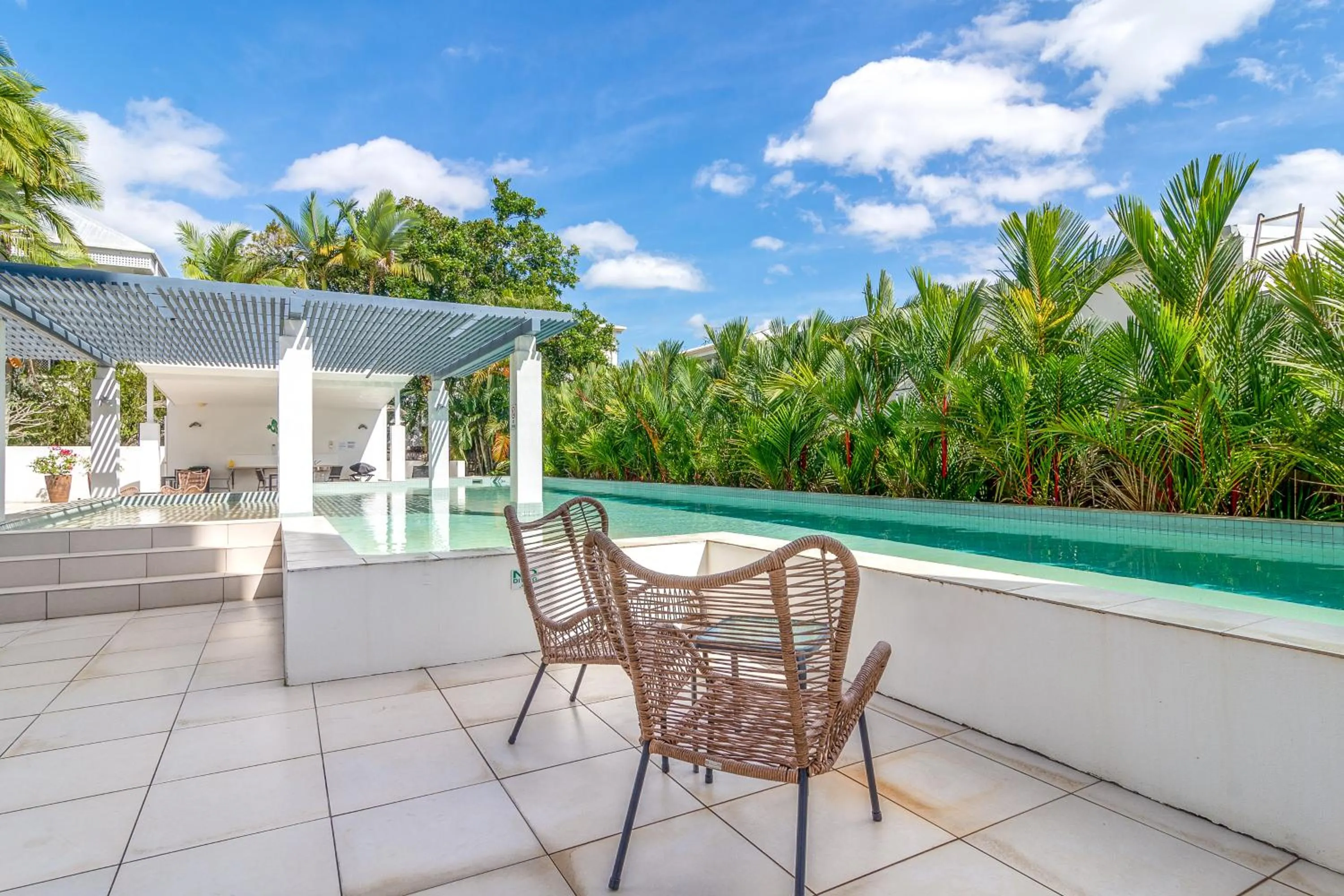 Swimming pool in 201 Lake Street