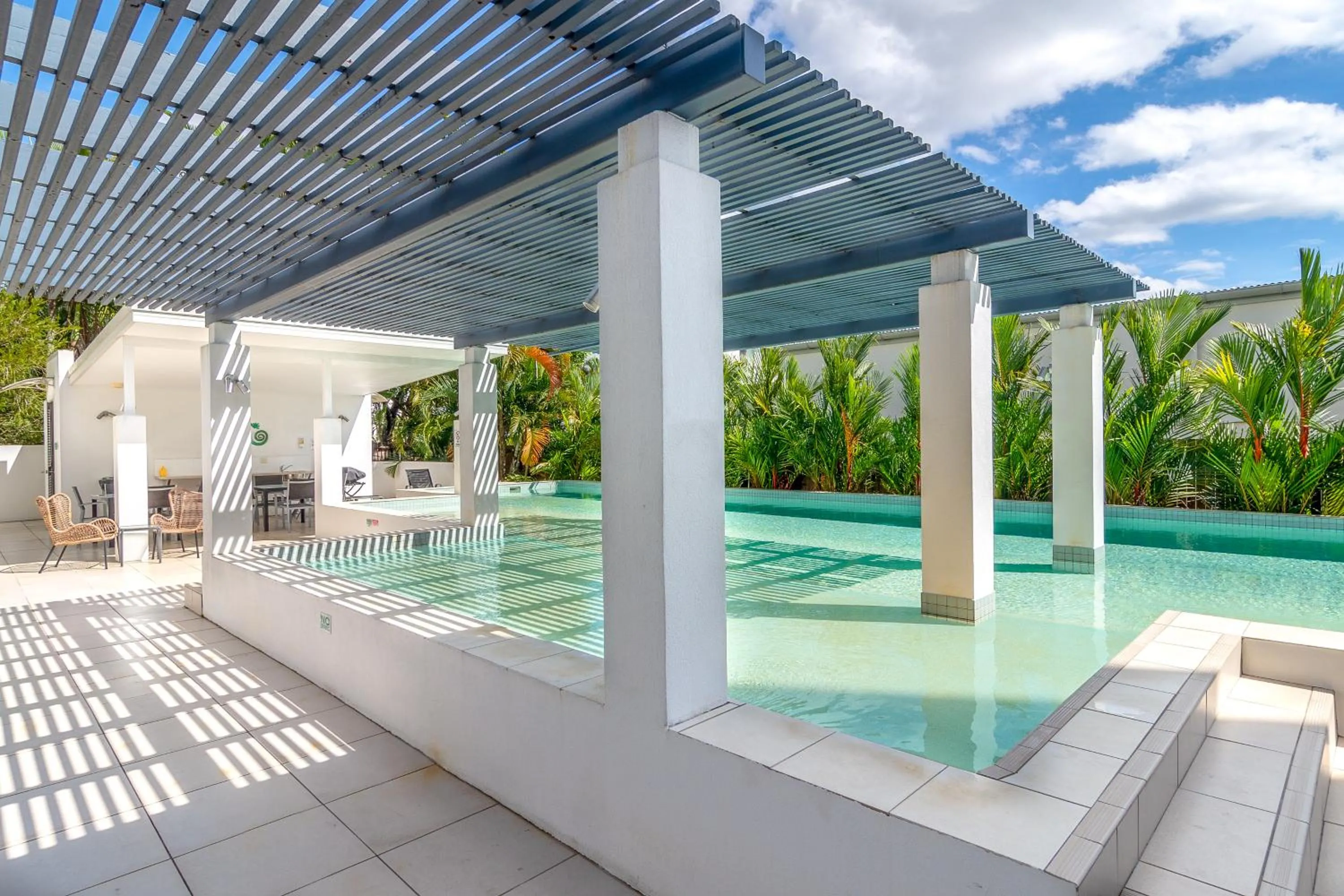 Swimming pool in 201 Lake Street