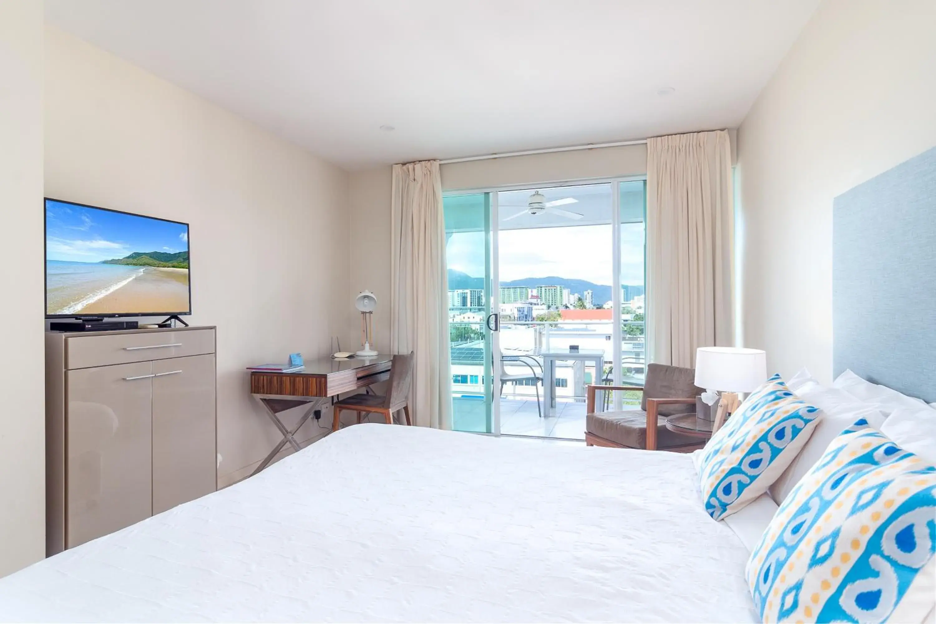 TV and multimedia, Bed in 201 Lake Street TV and multimedia, Bed in 201 Lake Street