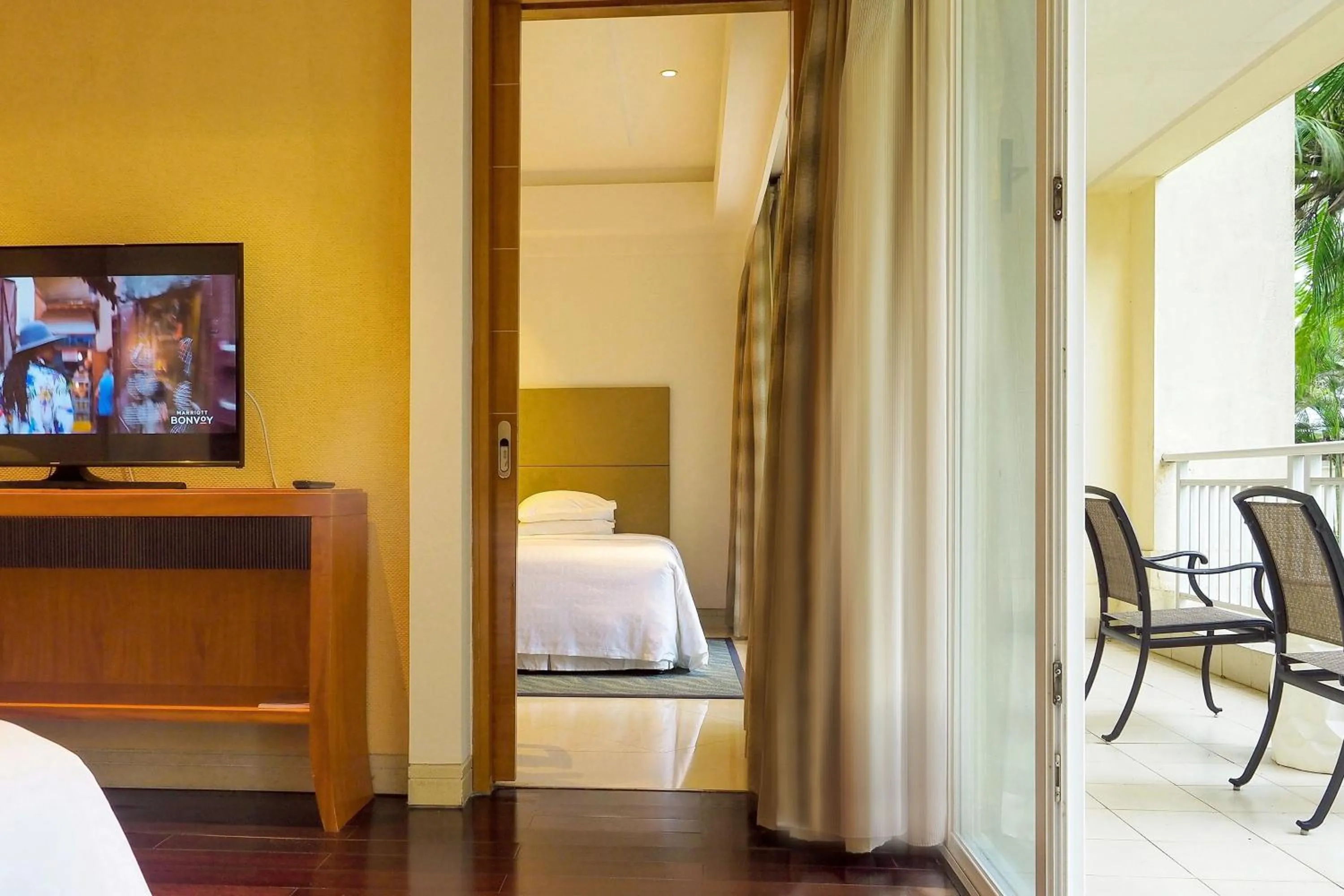 Bedroom, Bed in Sheraton Haikou Hotel