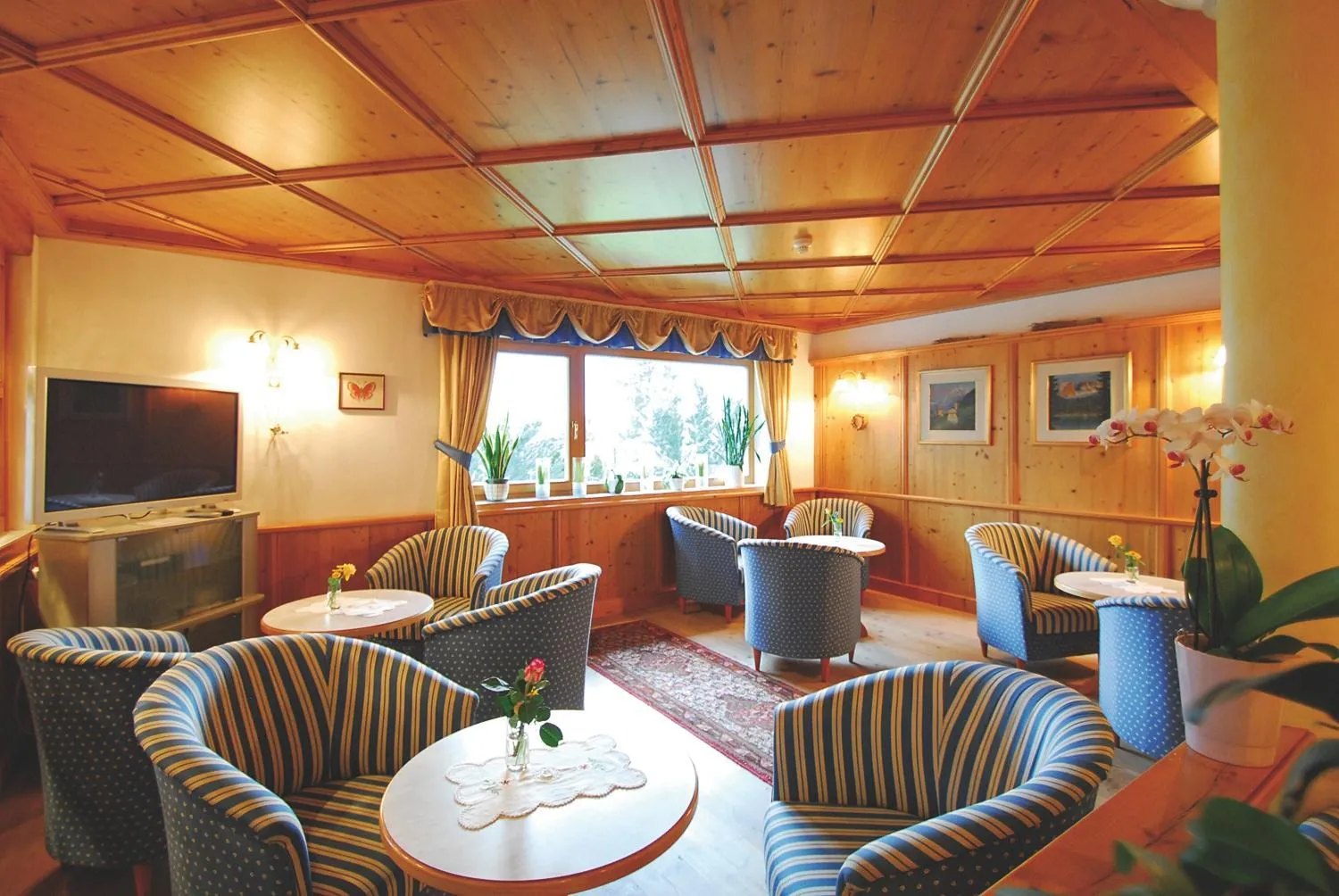 Communal lounge/ TV room in Hotel Olympia