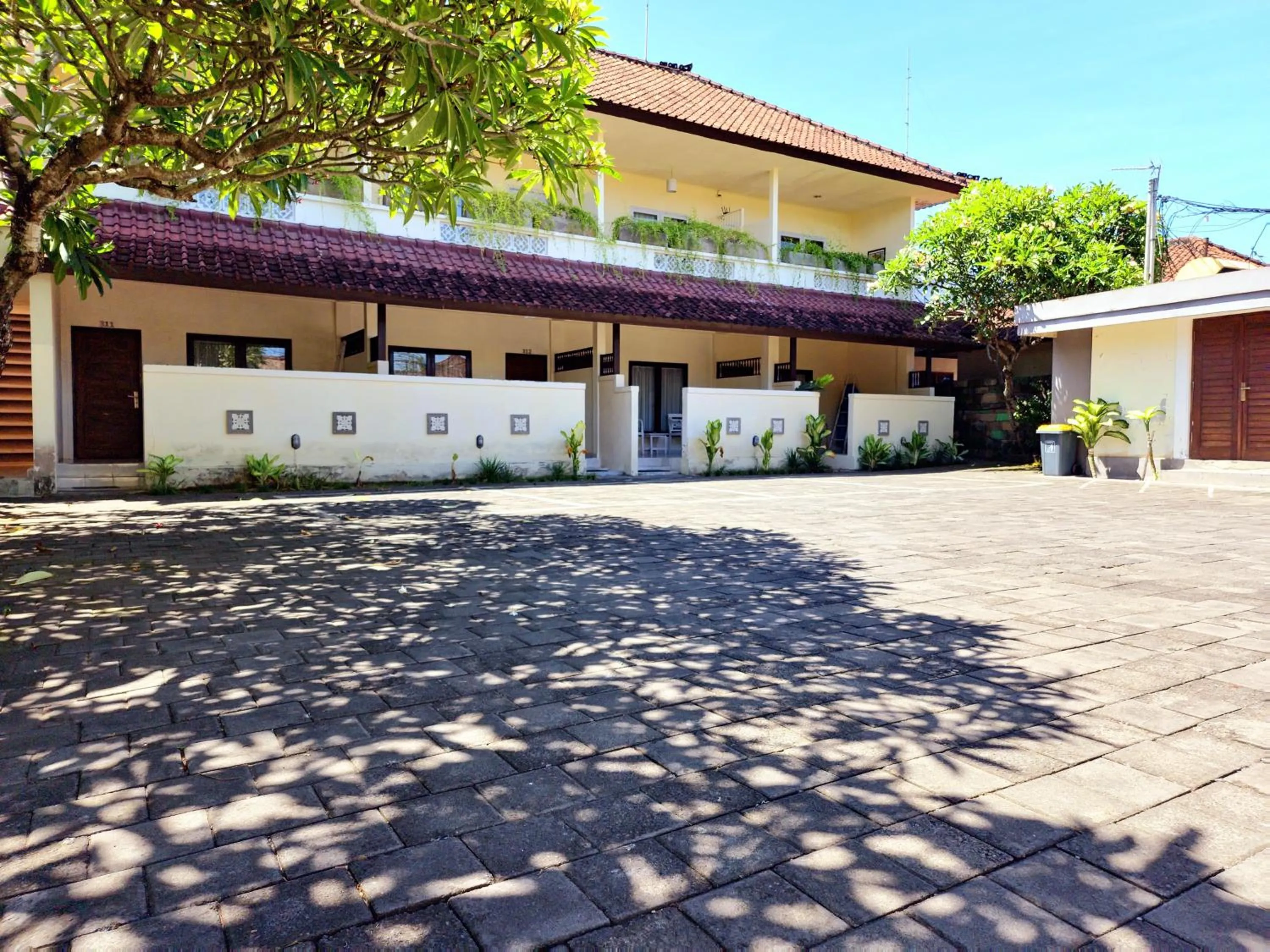 Parking in Nipuri Resort and Villas Seminyak by Kamara